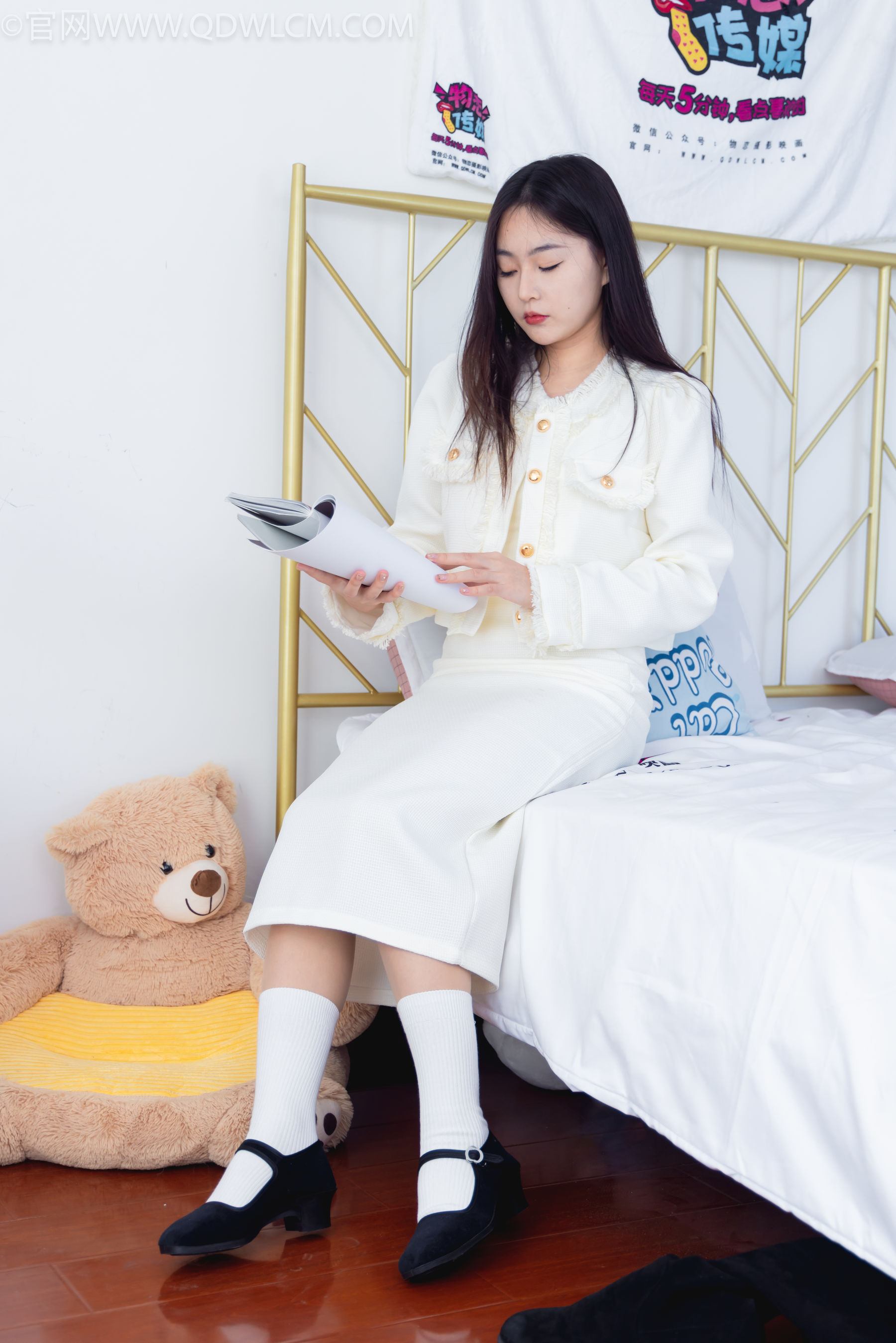 物恋传媒 No.2335 美兔 - 布鞋、长靴、白棉袜、薄肉丝/(227P)