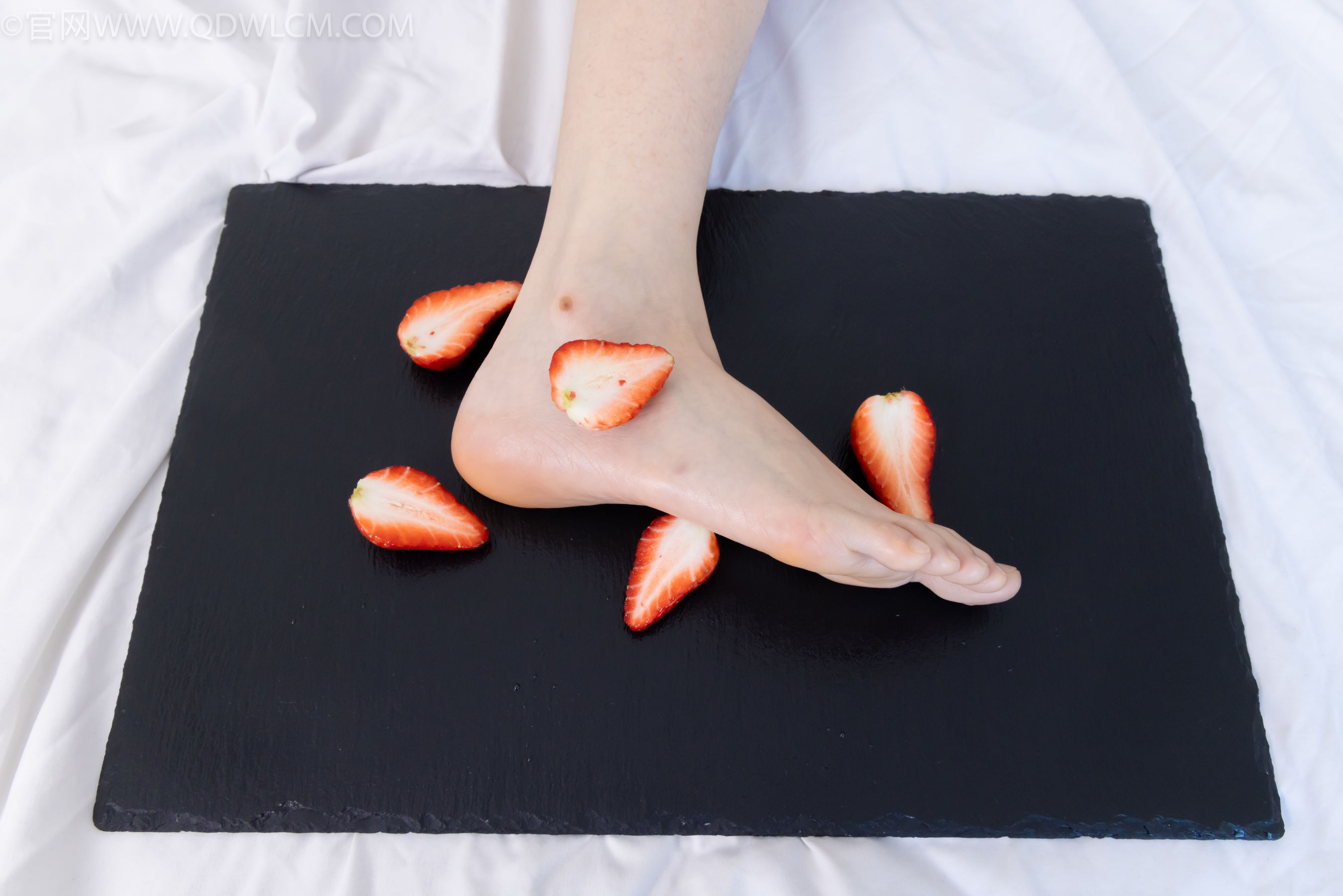 物恋传媒 No.2331 菜菜 - 高跟鞋、薄黑丝、裸足/(352P)