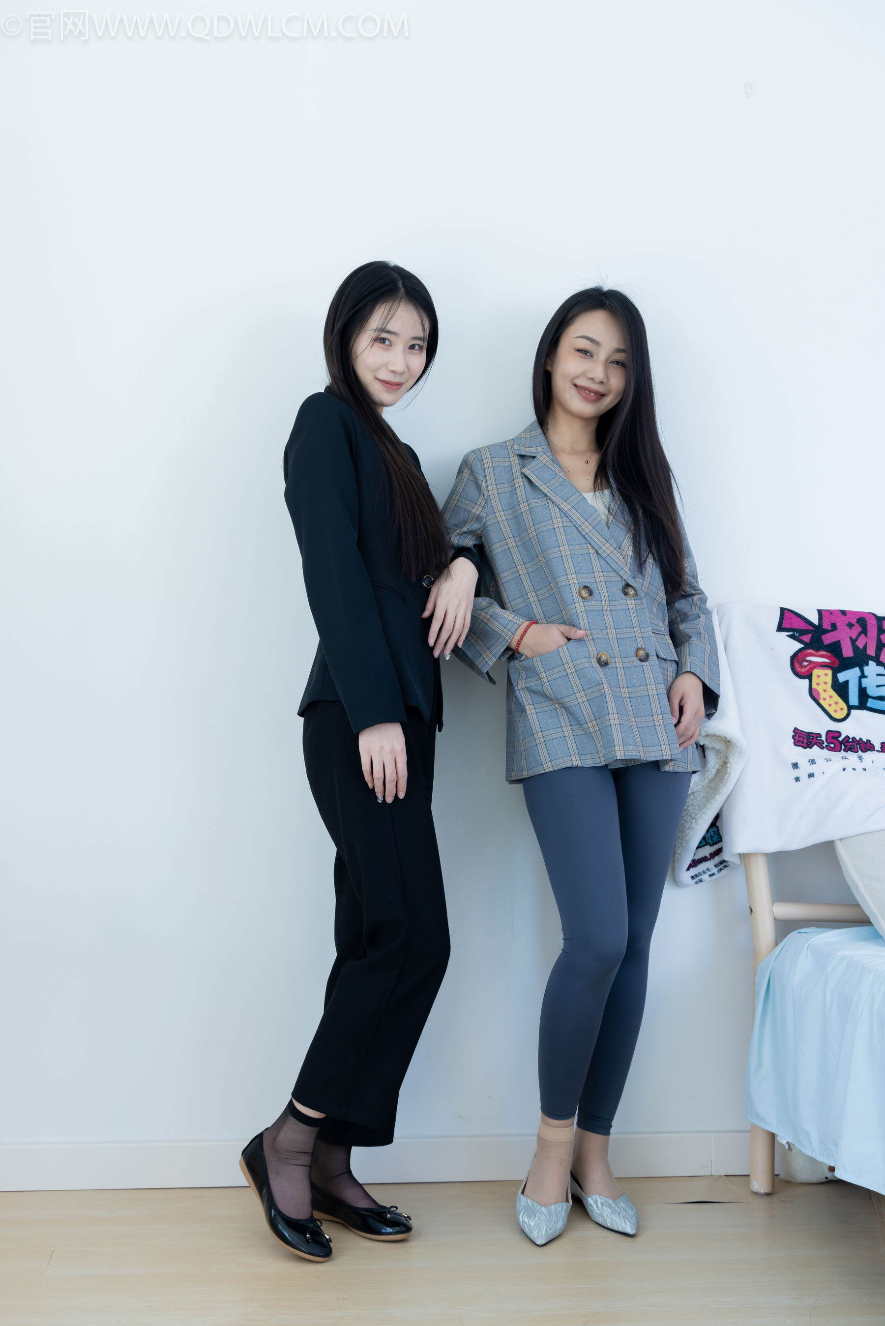 物恋传媒 No.2338 菜菜&岚岚 - 两双平底鞋、短黑丝、短肉丝/(169P)