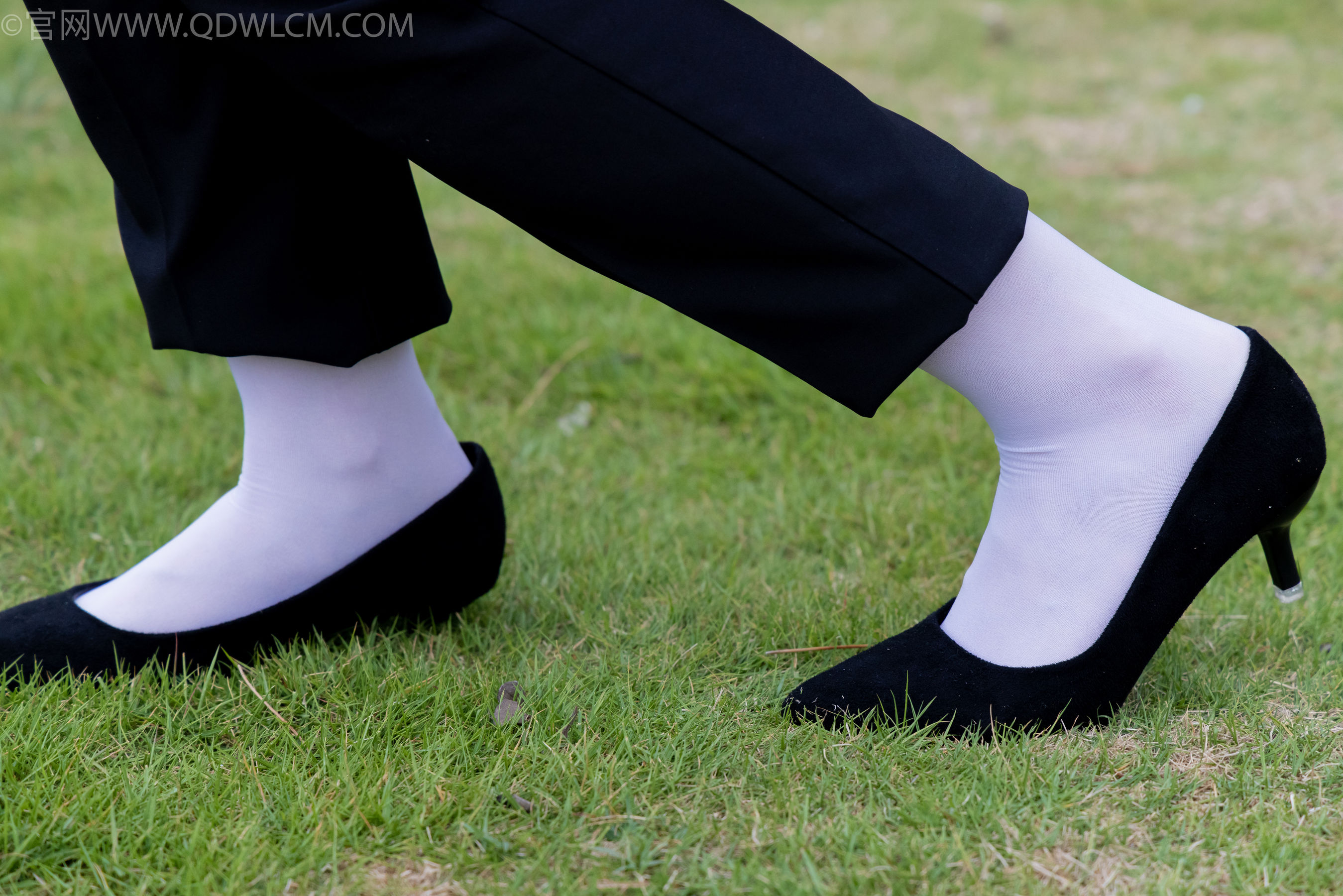 物恋传媒 No.2337 小酒 - 高跟鞋、短黑丝、短白丝/(315P)