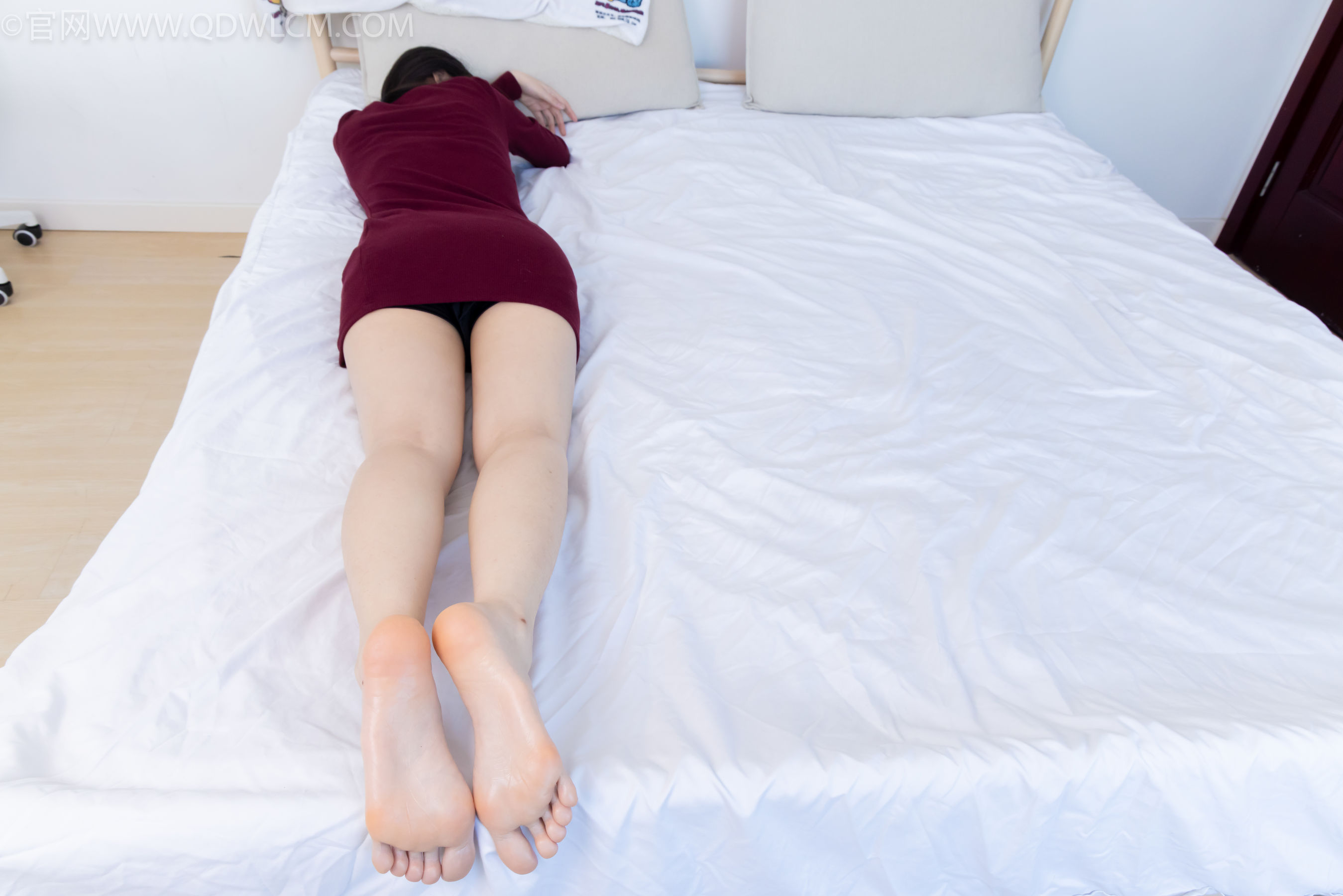 物恋传媒 No.2331 菜菜 - 高跟鞋、薄黑丝、裸足/(352P)