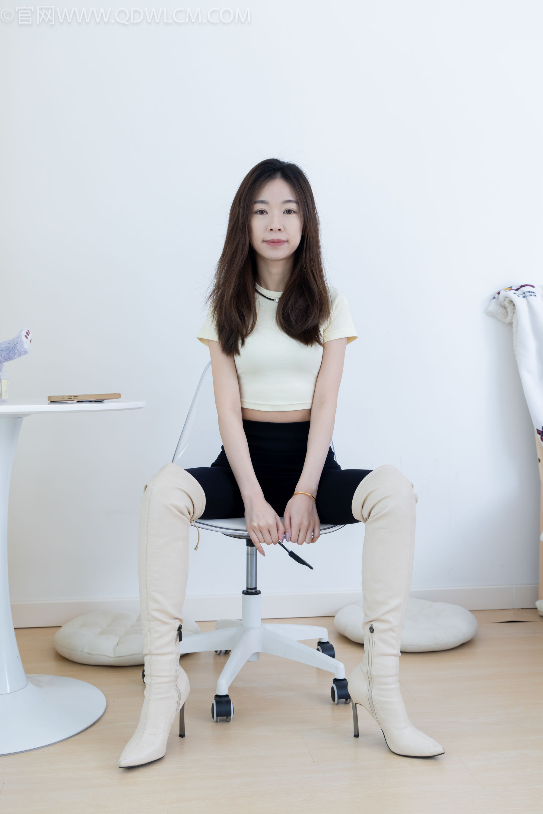 物恋传媒 No.2339 婷婷 - 长靴、白棉袜、裸足/(175P)