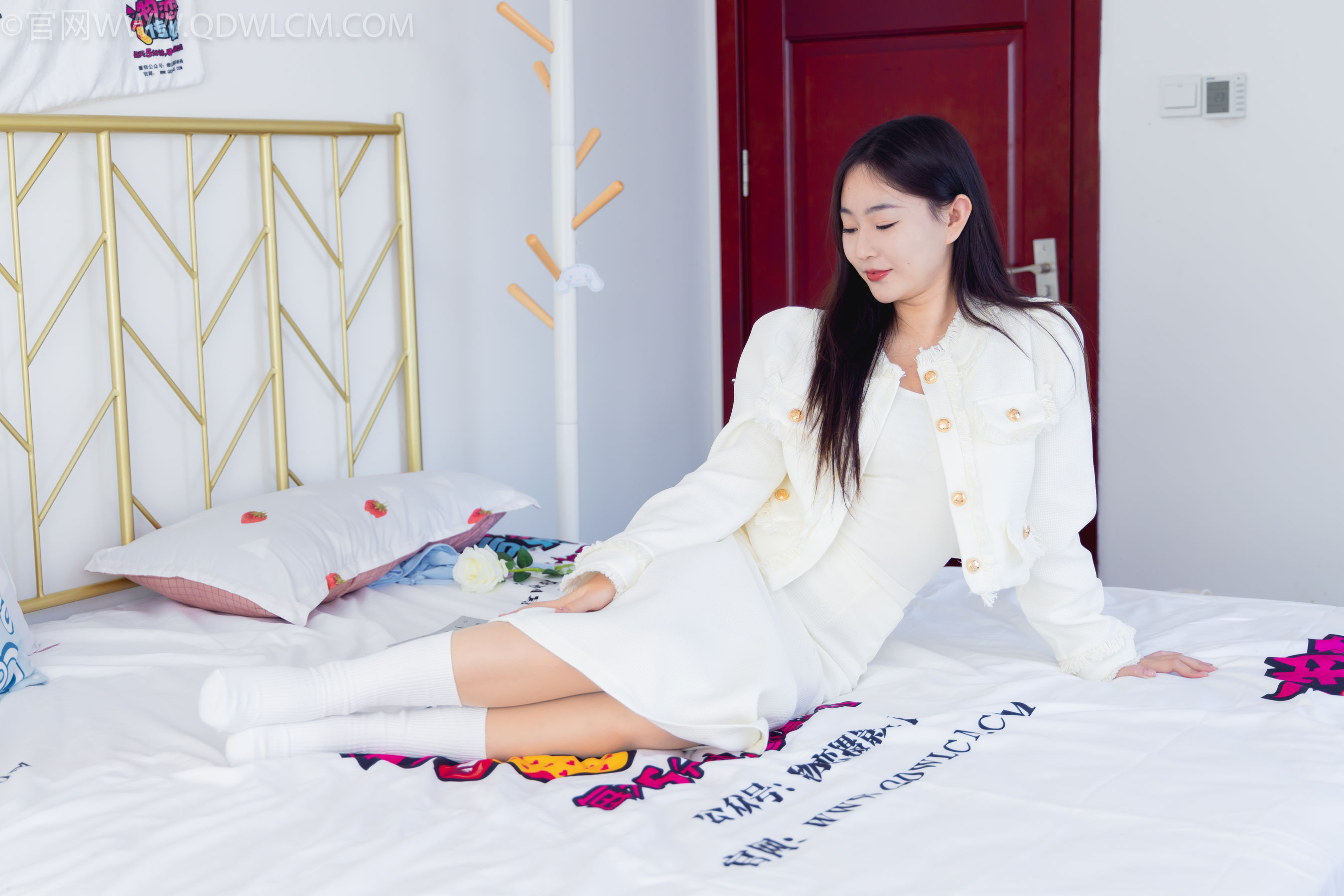 物恋传媒 No.2335 美兔 - 布鞋、长靴、白棉袜、薄肉丝/(227P)