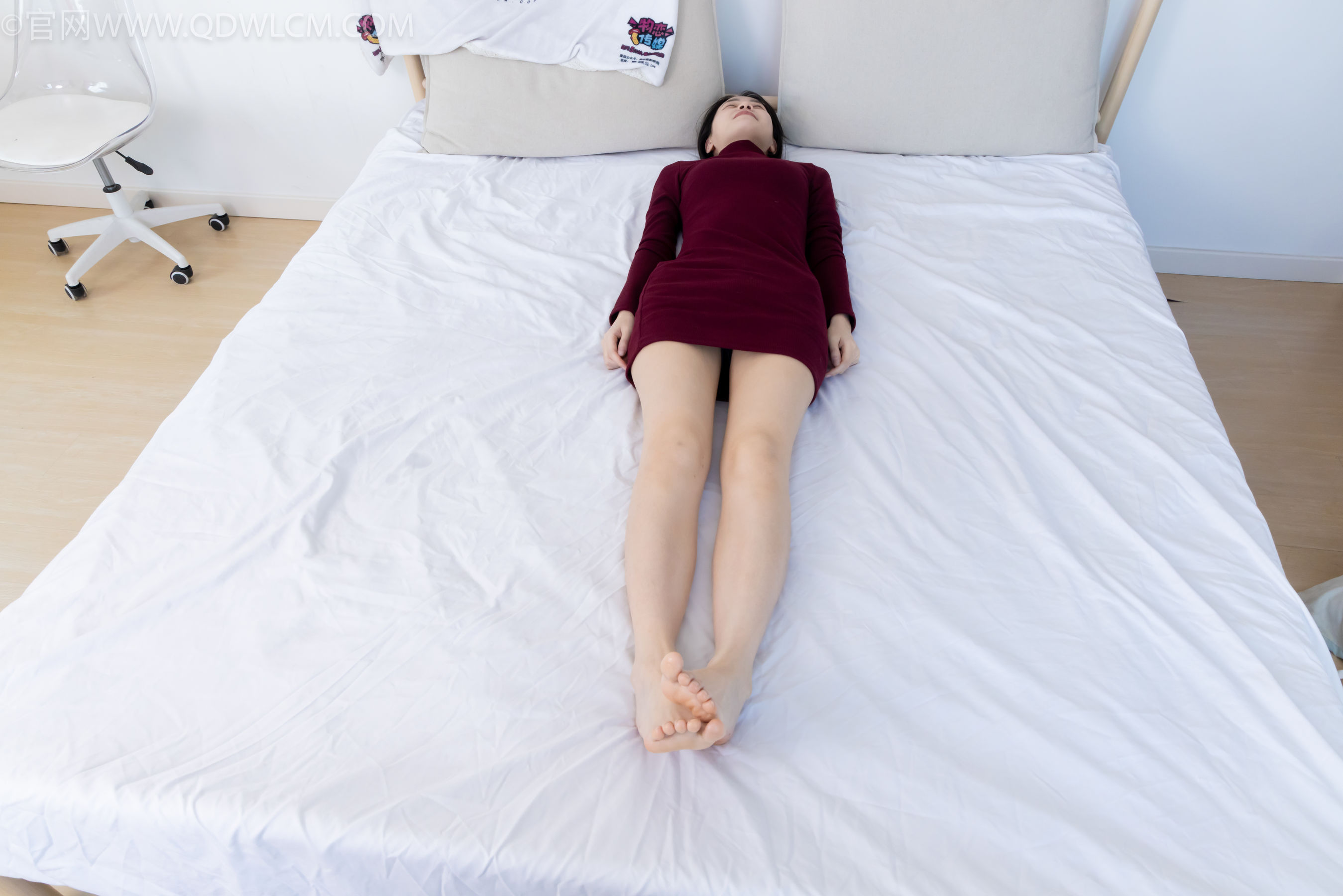 物恋传媒 No.2331 菜菜 - 高跟鞋、薄黑丝、裸足/(352P)