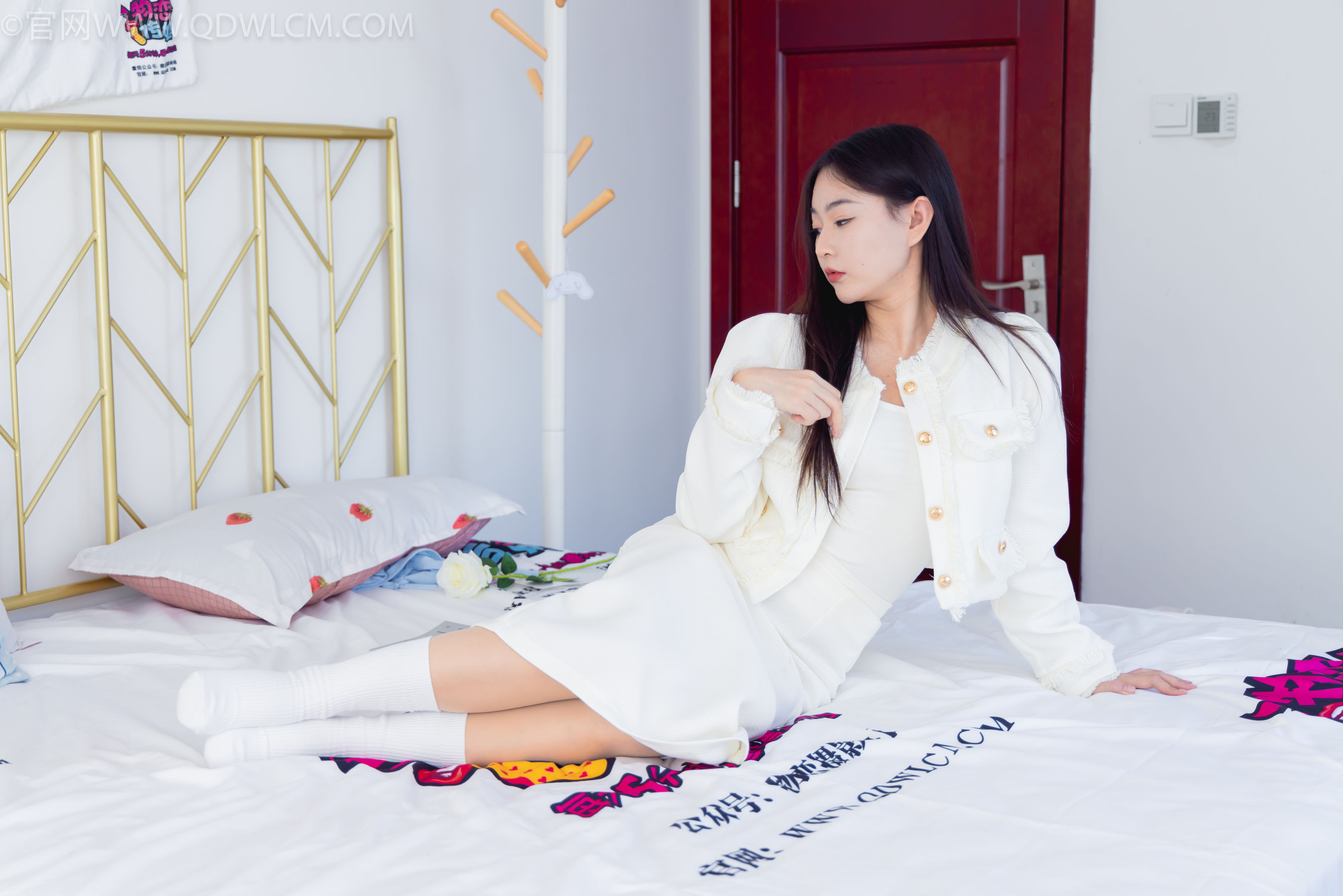 物恋传媒 No.2335 美兔 - 布鞋、长靴、白棉袜、薄肉丝/(227P)