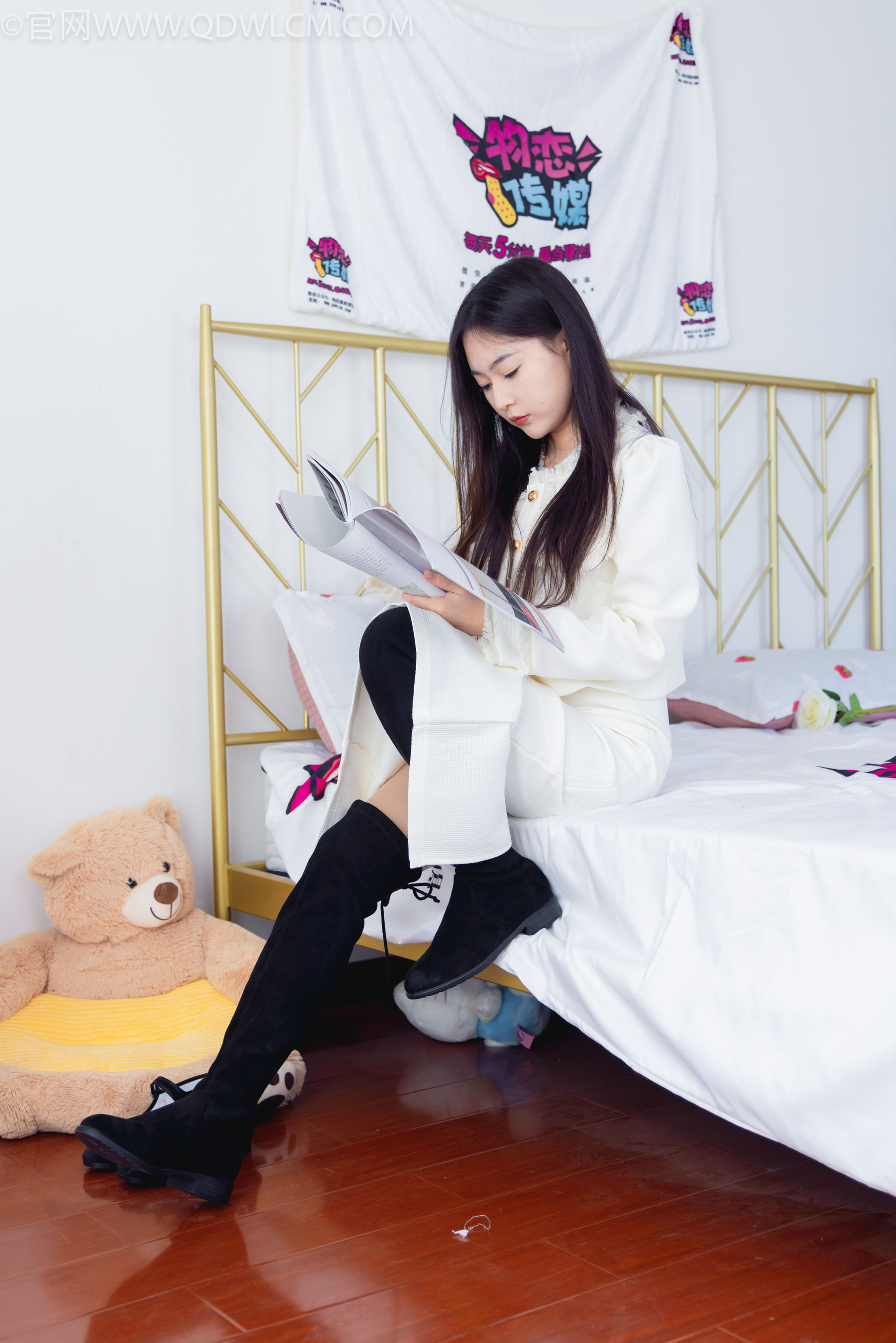 物恋传媒 No.2335 美兔 - 布鞋、长靴、白棉袜、薄肉丝/(227P)