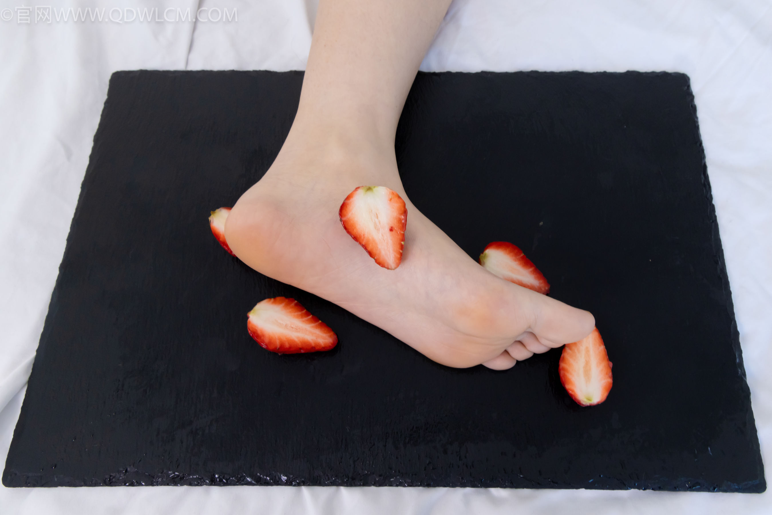 物恋传媒 No.2331 菜菜 - 高跟鞋、薄黑丝、裸足/(352P)