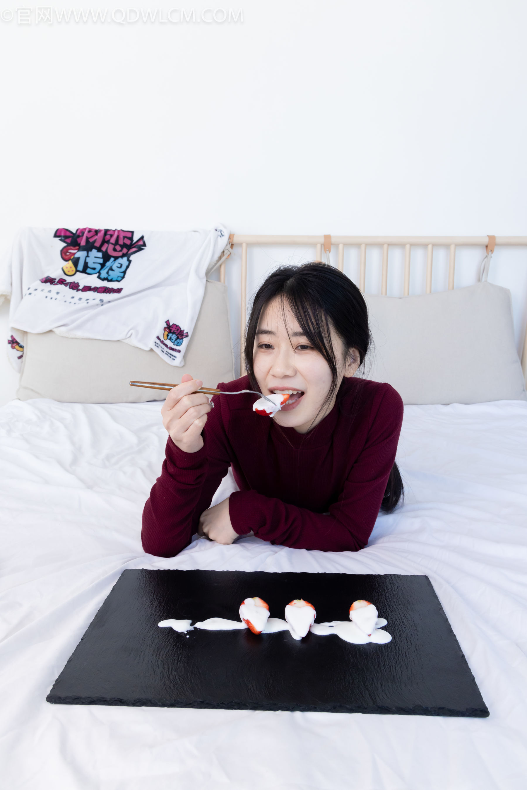 物恋传媒 No.2331 菜菜 - 高跟鞋、薄黑丝、裸足/(352P)