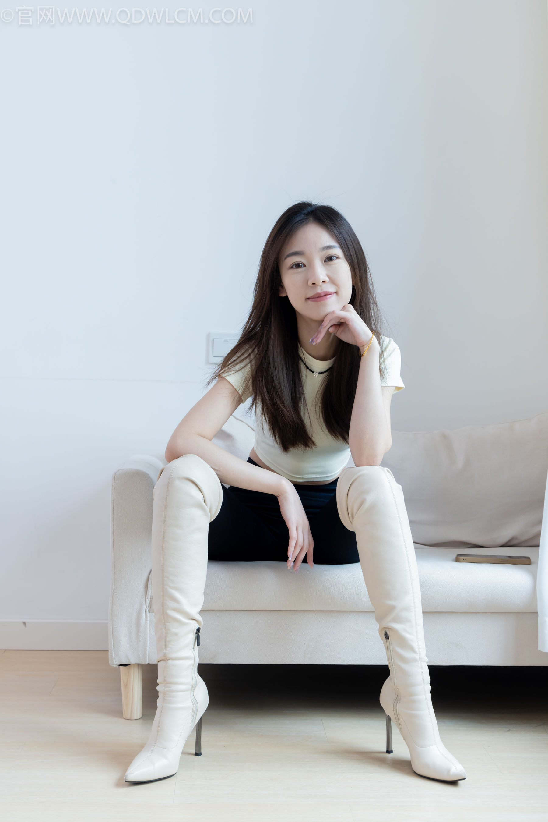 物恋传媒 No.2339 婷婷 - 长靴、白棉袜、裸足/(175P)