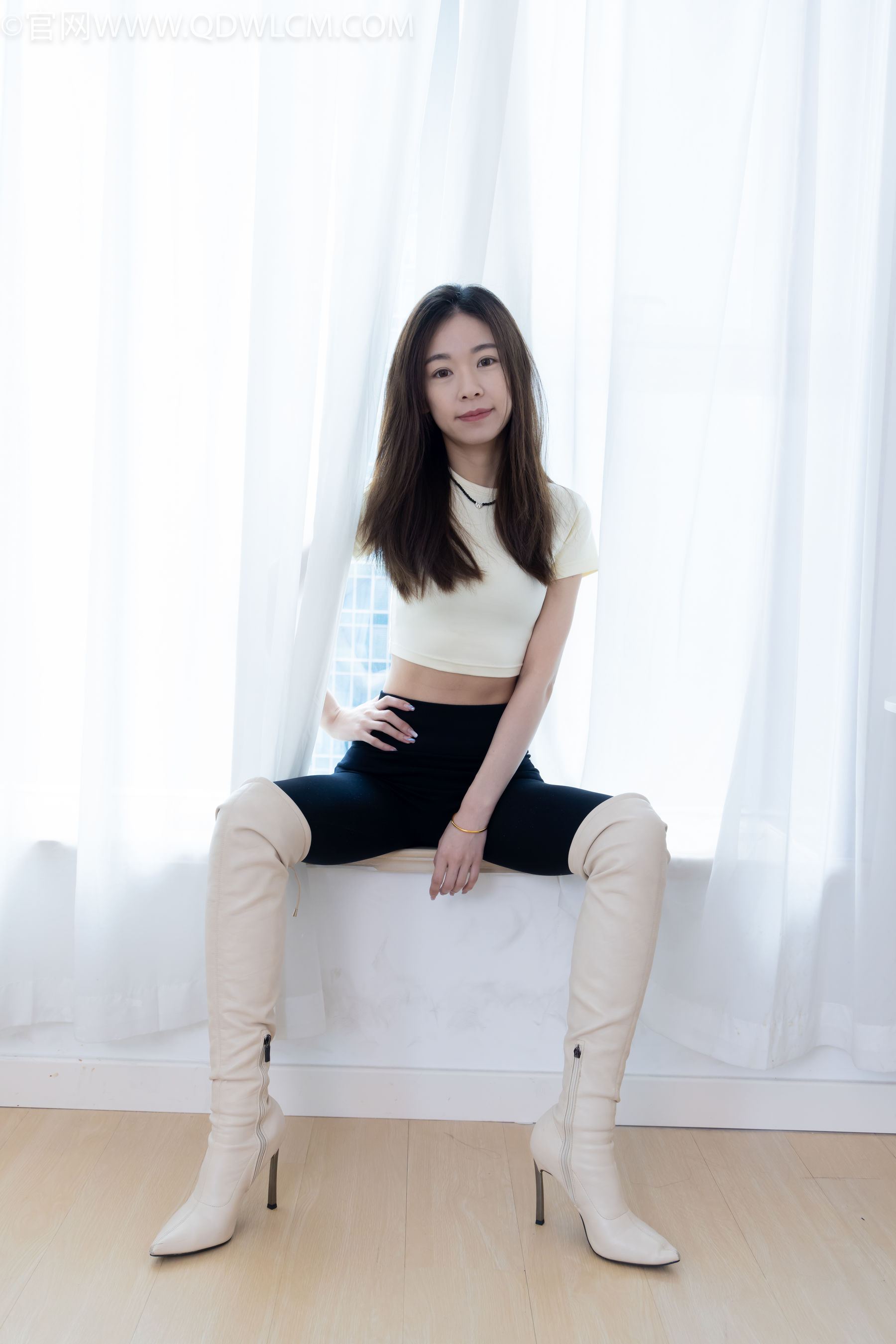 物恋传媒 No.2339 婷婷 - 长靴、白棉袜、裸足/(175P)