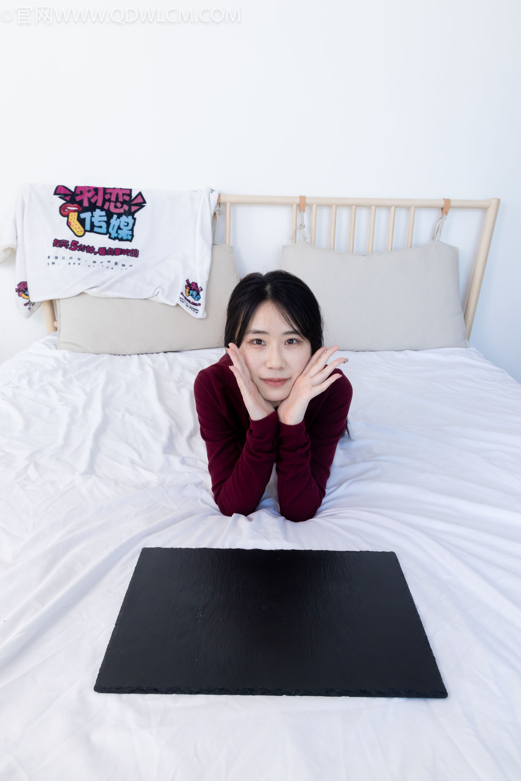 物恋传媒 No.2331 菜菜 - 高跟鞋、薄黑丝、裸足/(352P)