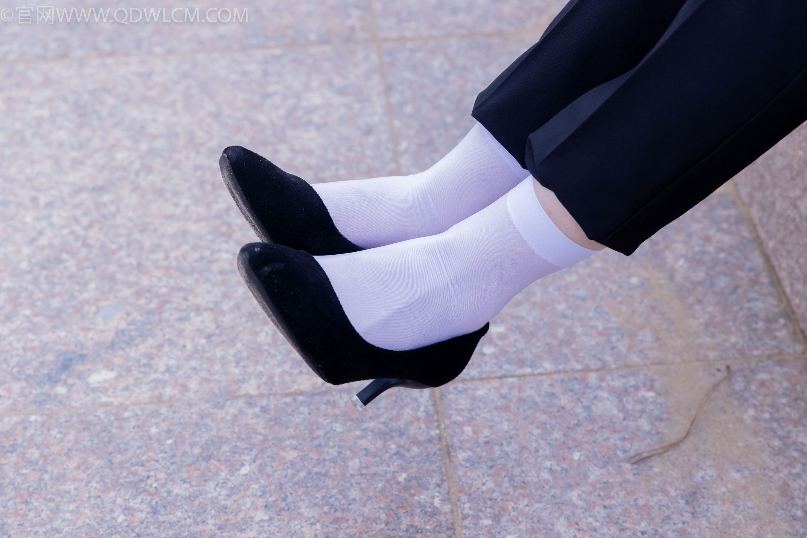 物恋传媒 No.2337 小酒 - 高跟鞋、短黑丝、短白丝/(315P)