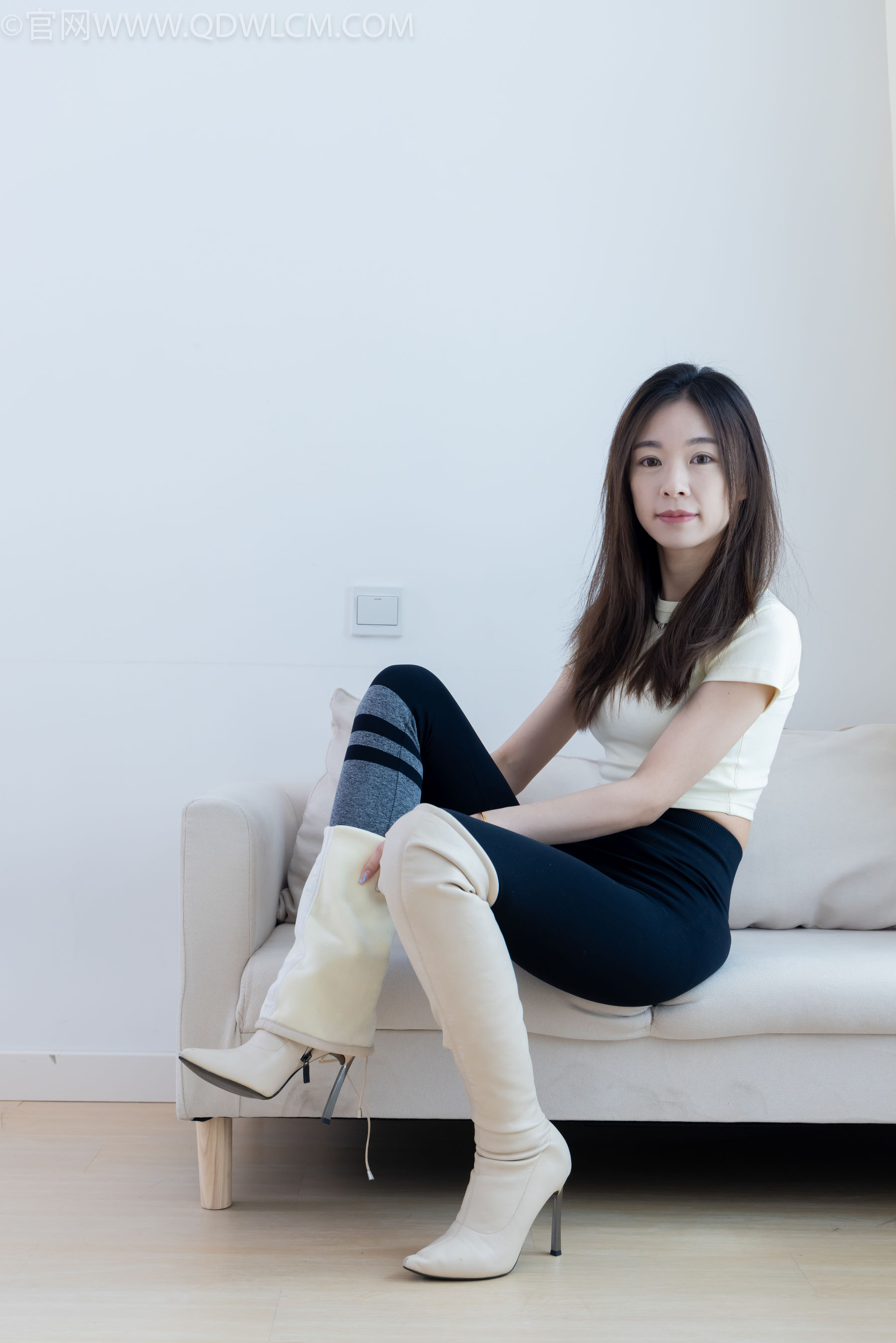 物恋传媒 No.2339 婷婷 - 长靴、白棉袜、裸足/(175P)