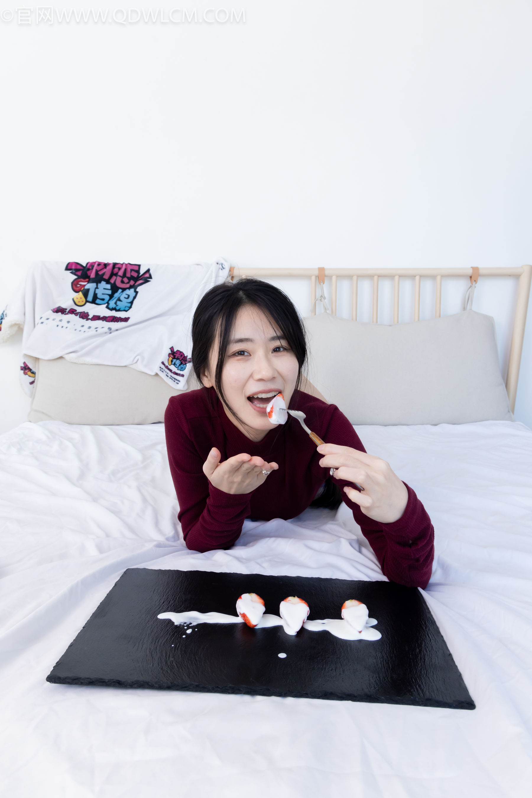 物恋传媒 No.2331 菜菜 - 高跟鞋、薄黑丝、裸足/(352P)