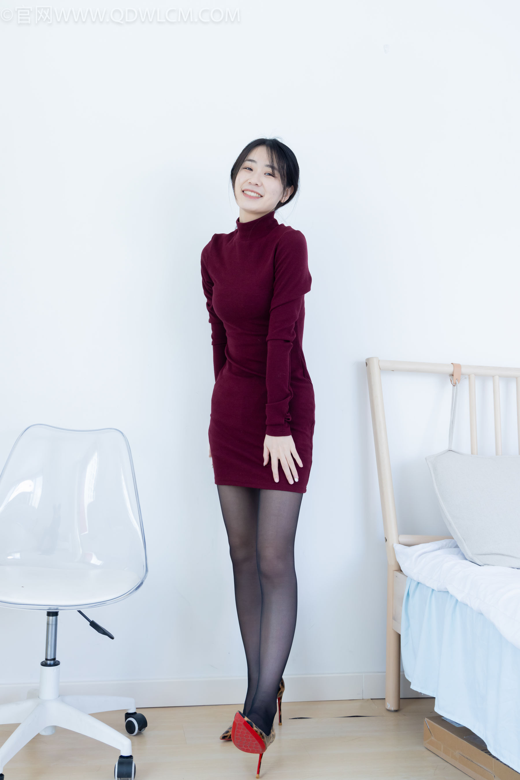 物恋传媒 No.2331 菜菜 - 高跟鞋、薄黑丝、裸足/(352P)