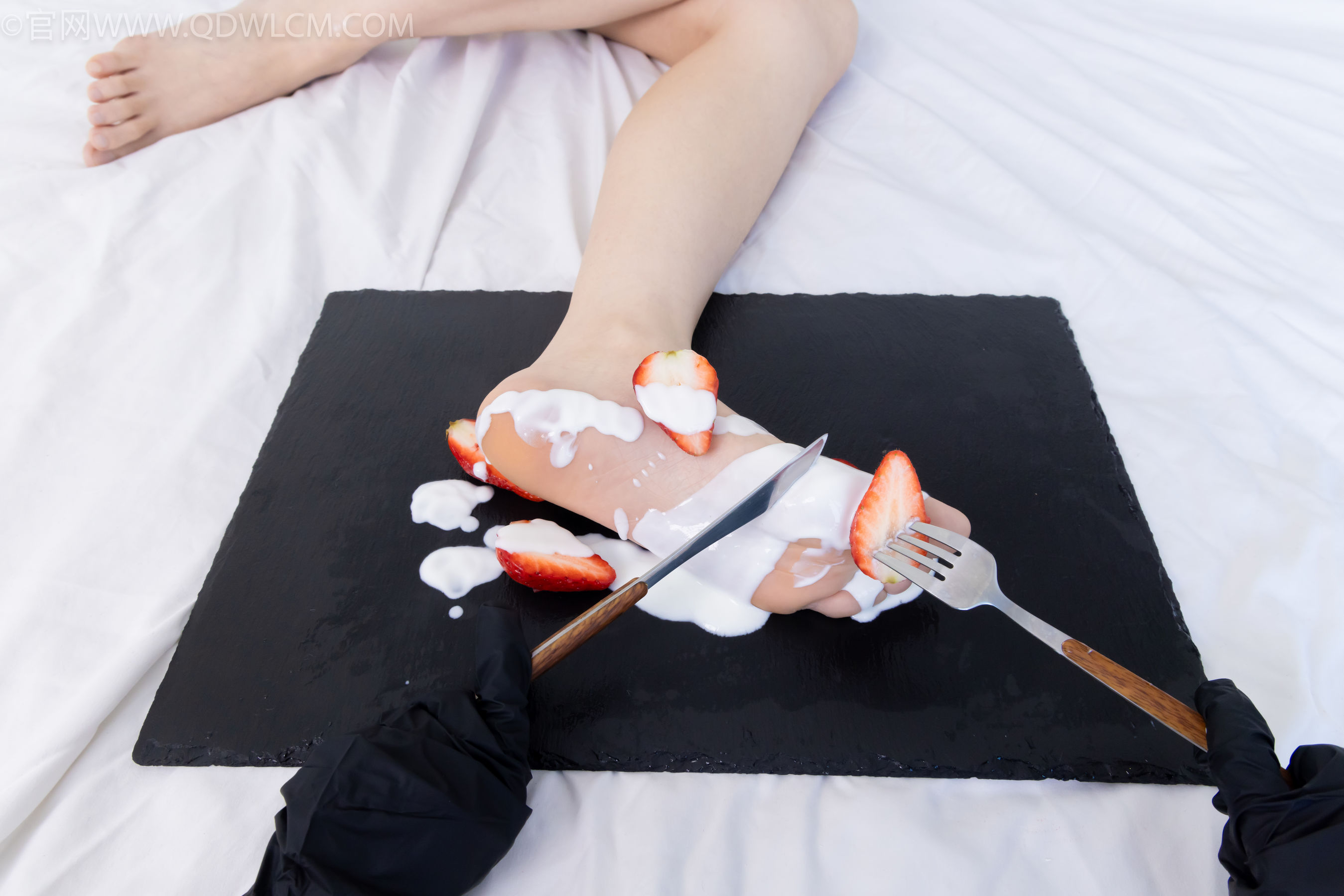 物恋传媒 No.2331 菜菜 - 高跟鞋、薄黑丝、裸足/(352P)