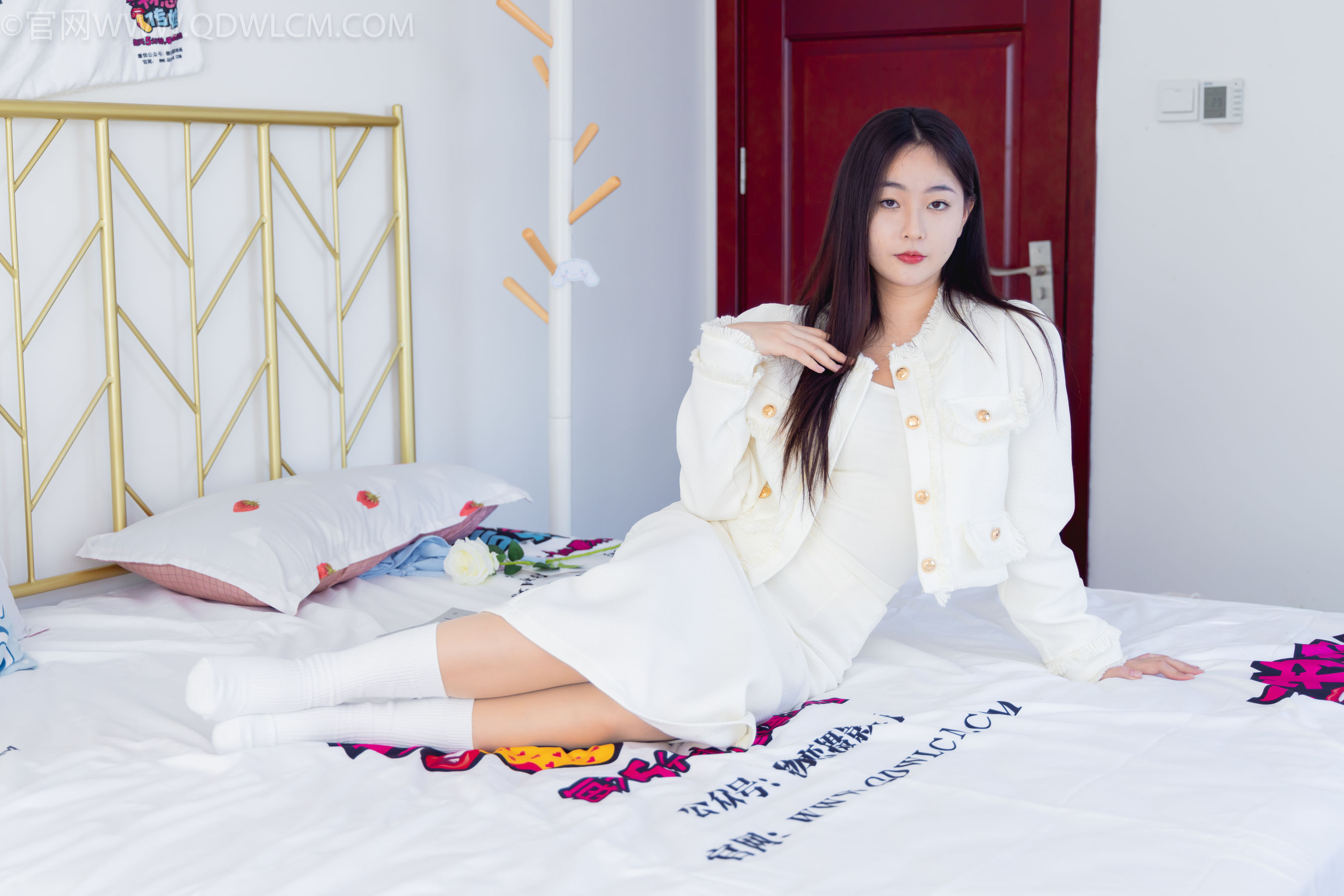 物恋传媒 No.2335 美兔 - 布鞋、长靴、白棉袜、薄肉丝/(227P)