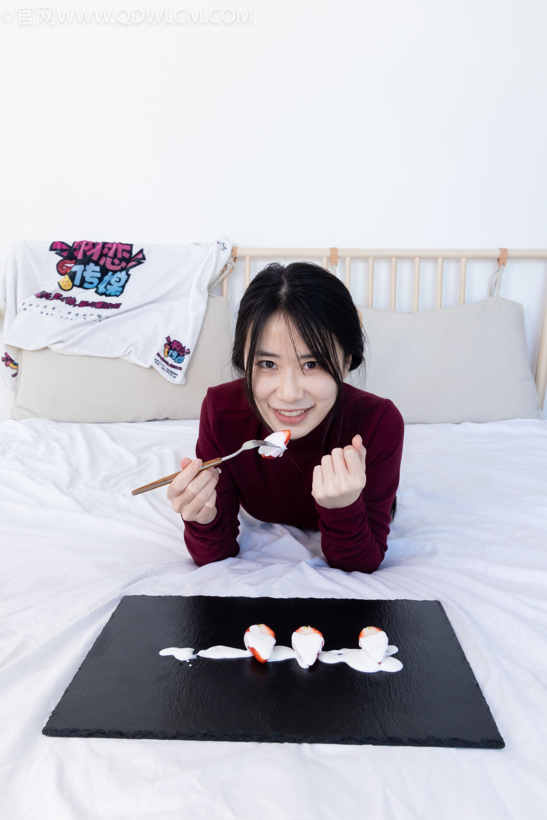 物恋传媒 No.2331 菜菜 - 高跟鞋、薄黑丝、裸足/(352P)