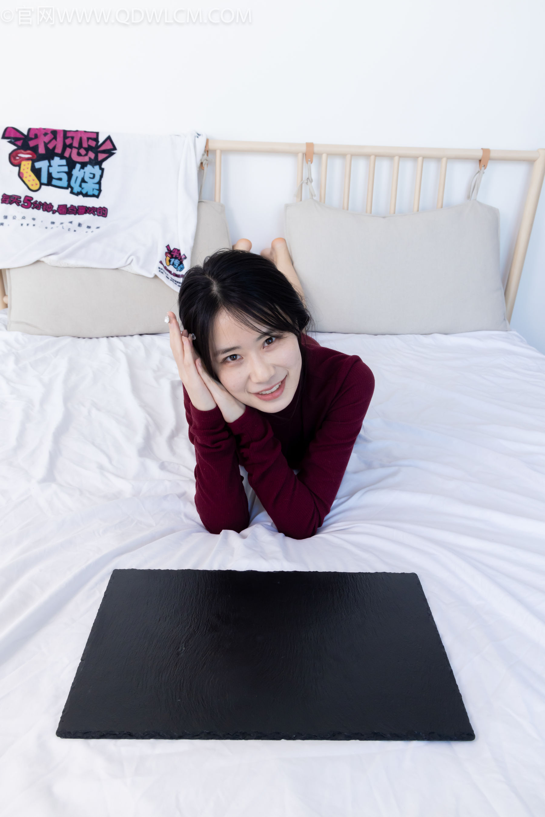 物恋传媒 No.2331 菜菜 - 高跟鞋、薄黑丝、裸足/(352P)