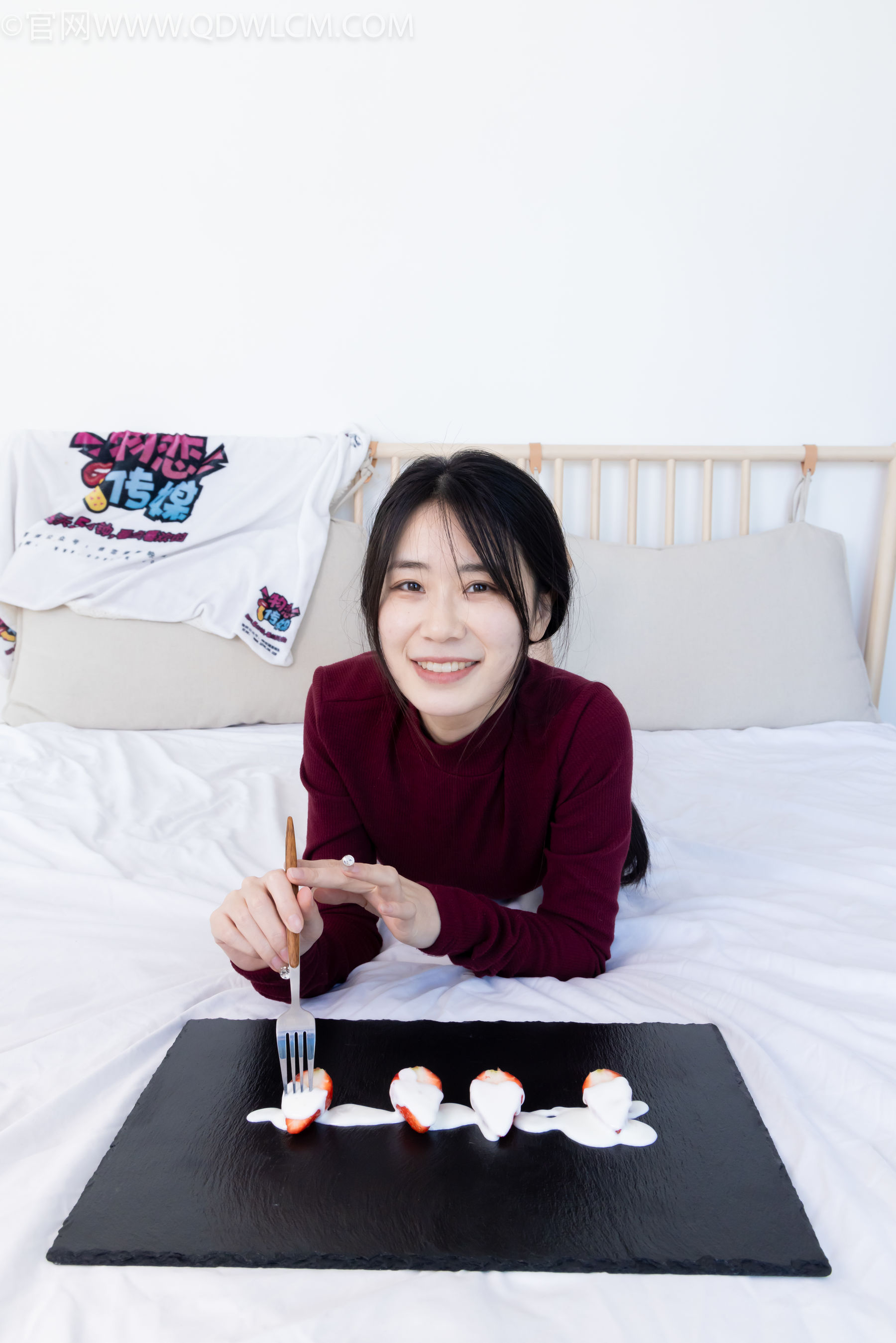 物恋传媒 No.2331 菜菜 - 高跟鞋、薄黑丝、裸足/(352P)