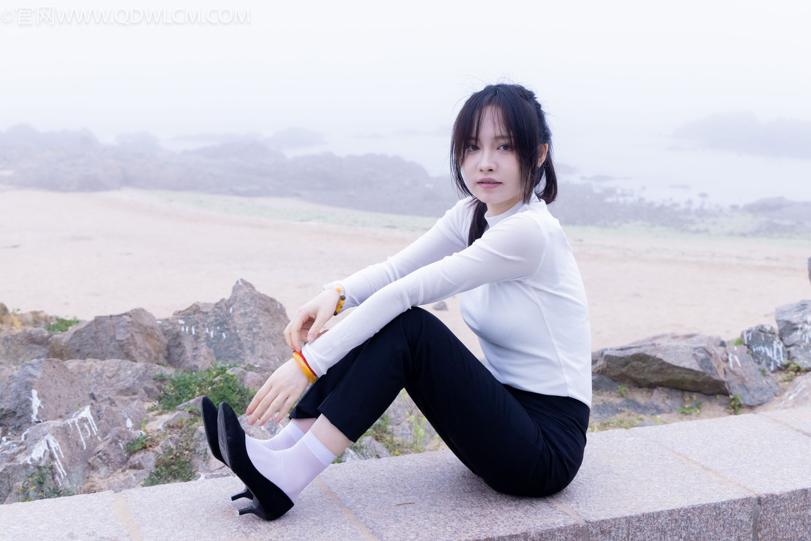 物恋传媒 No.2337 小酒 - 高跟鞋、短黑丝、短白丝/(315P)