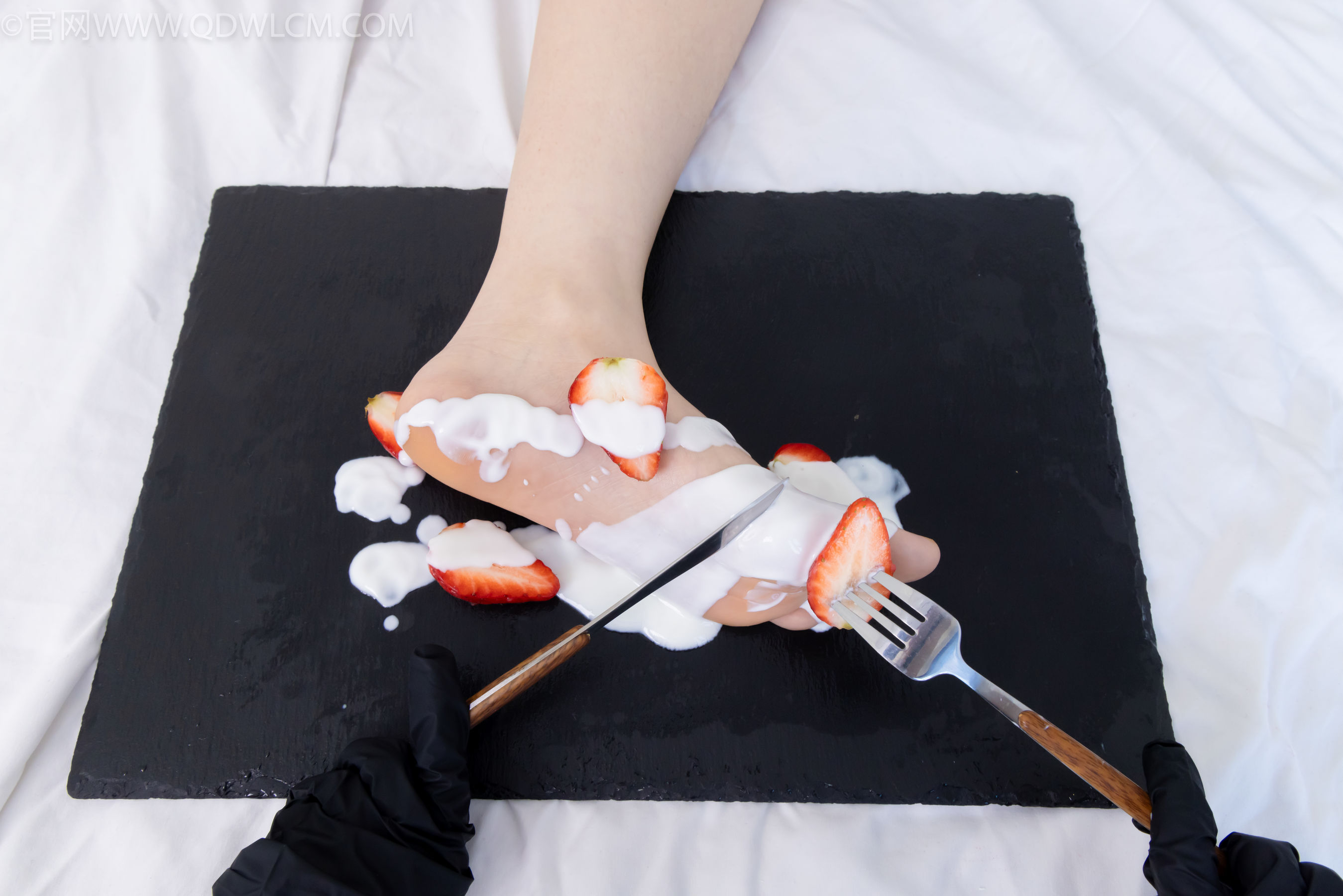 物恋传媒 No.2331 菜菜 - 高跟鞋、薄黑丝、裸足/(352P)