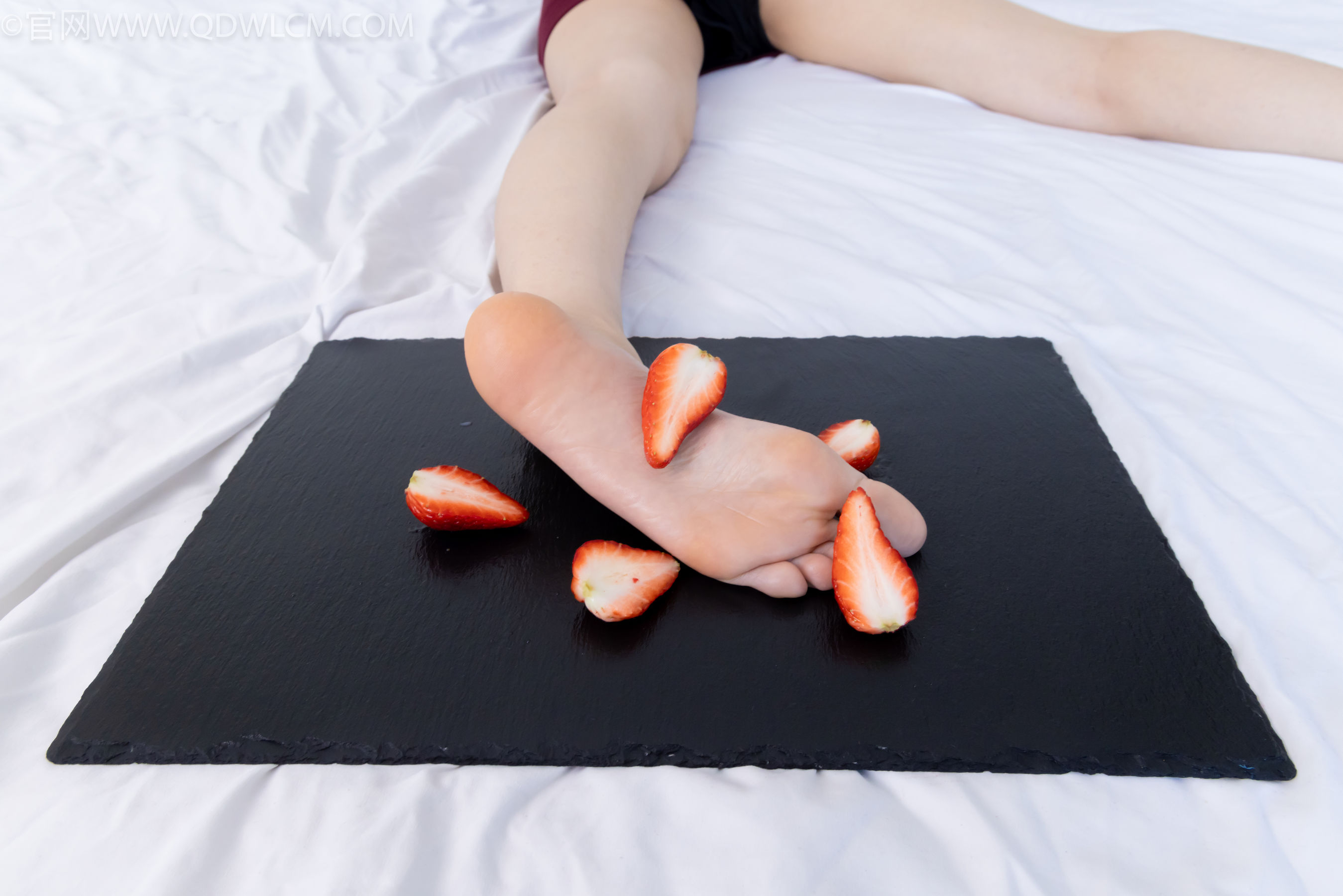 物恋传媒 No.2331 菜菜 - 高跟鞋、薄黑丝、裸足/(352P)