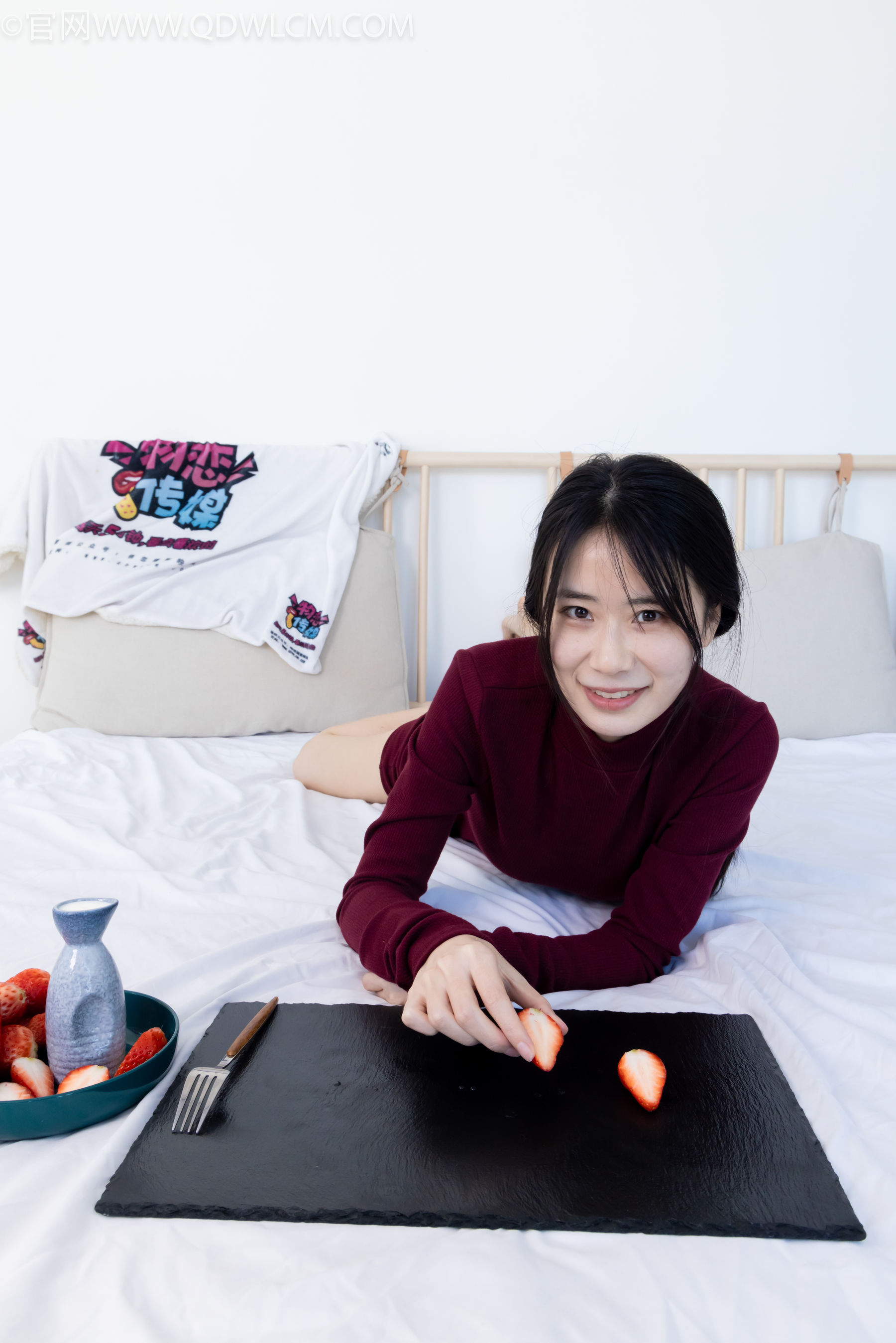 物恋传媒 No.2331 菜菜 - 高跟鞋、薄黑丝、裸足/(352P)