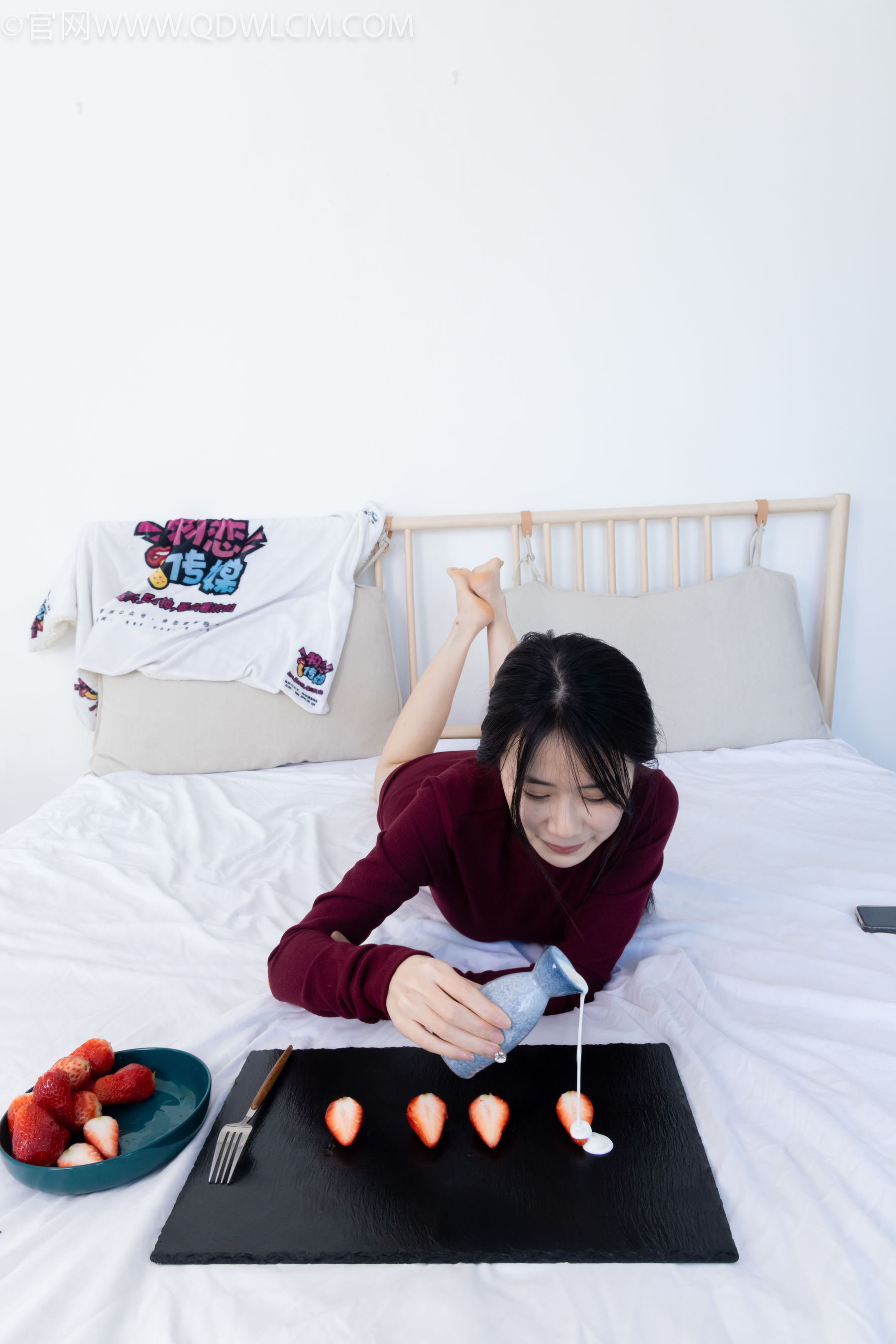 物恋传媒 No.2331 菜菜 - 高跟鞋、薄黑丝、裸足/(352P)