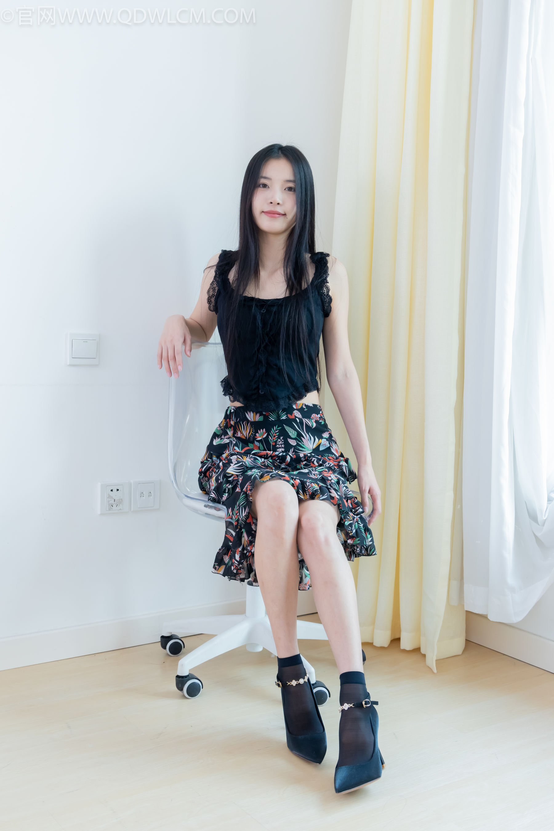 物恋传媒 No.2332 茯苓 - 短靴、短黑丝、裸足/(184P)