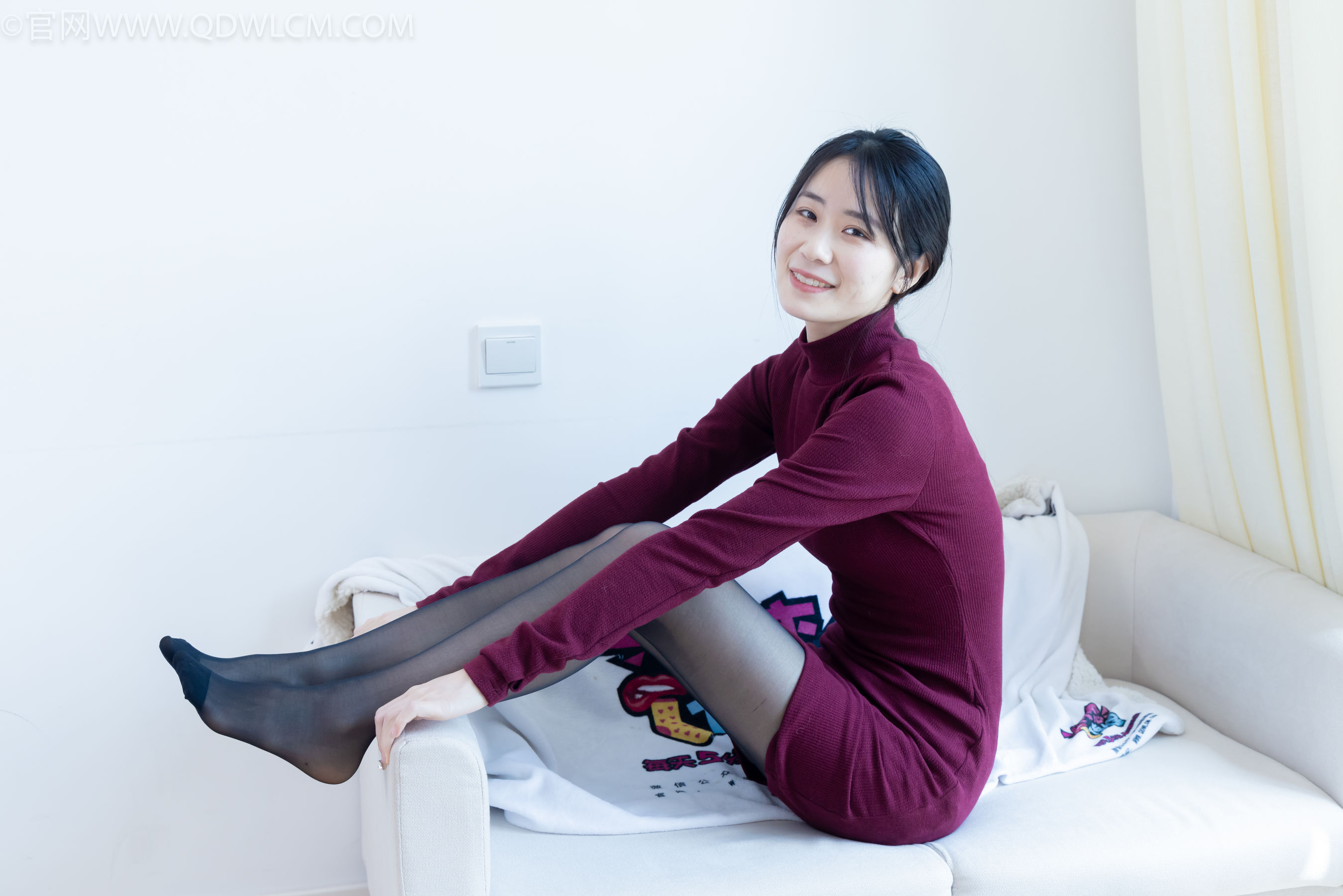 物恋传媒 No.2331 菜菜 - 高跟鞋、薄黑丝、裸足/(352P)