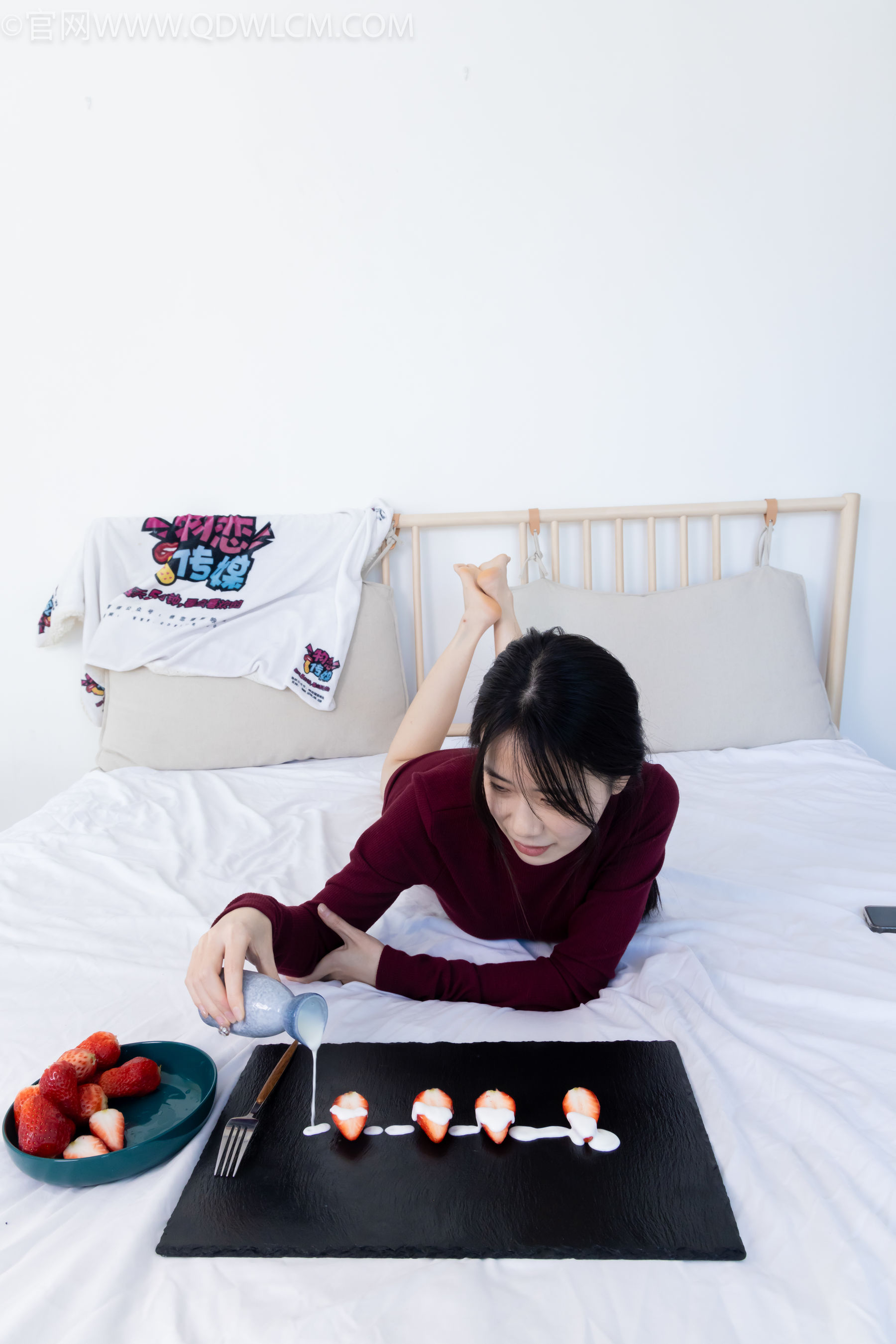 物恋传媒 No.2331 菜菜 - 高跟鞋、薄黑丝、裸足/(352P)