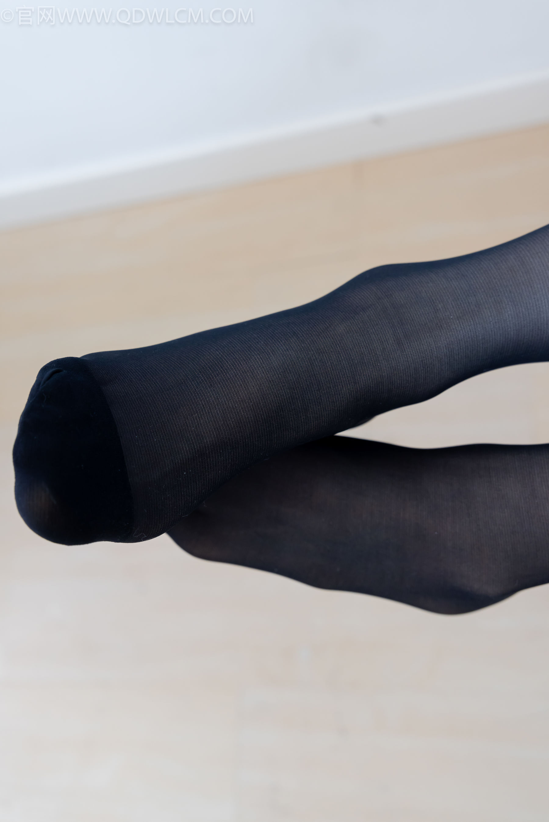 物恋传媒 No.2331 菜菜 - 高跟鞋、薄黑丝、裸足/(352P)