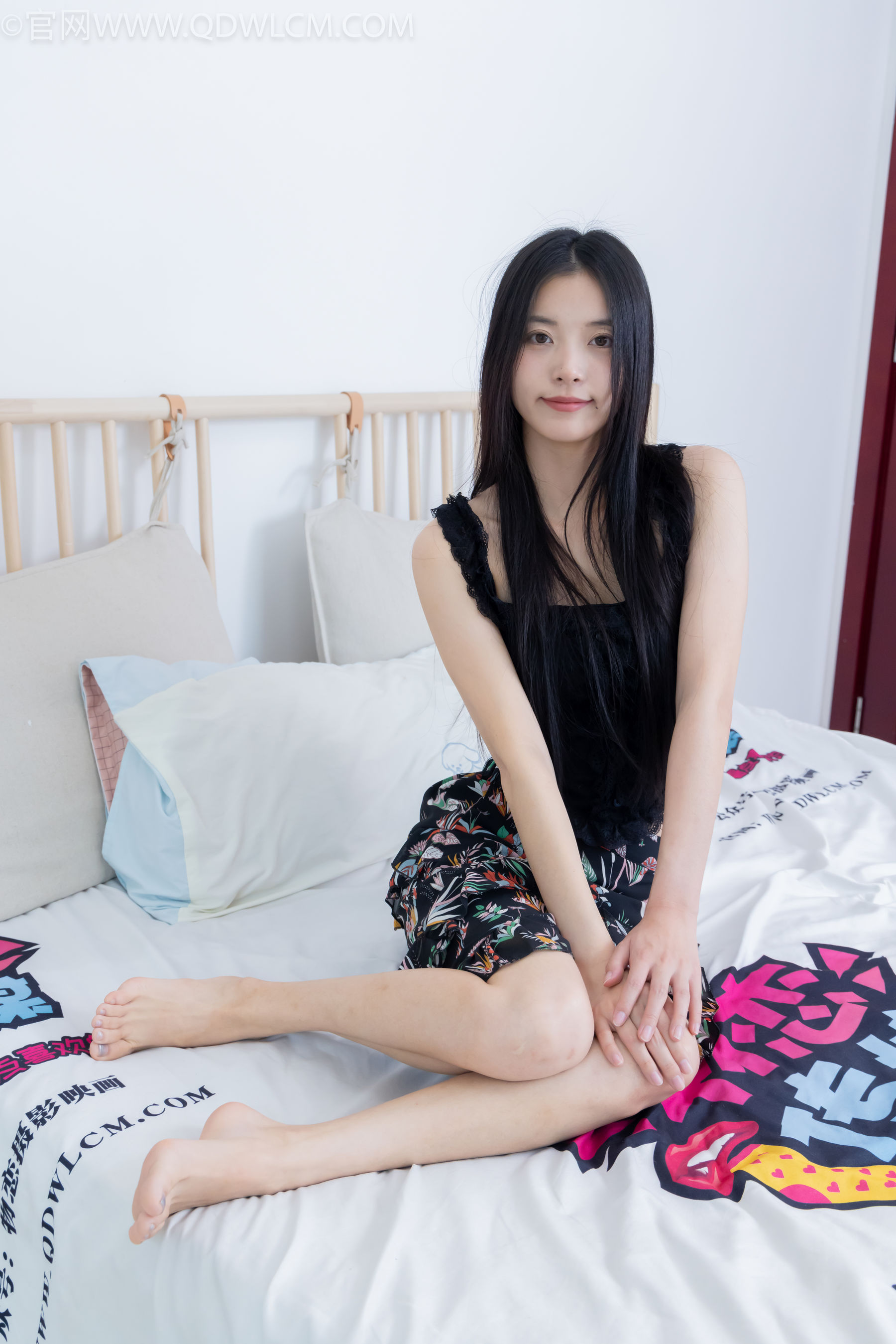 物恋传媒 No.2332 茯苓 - 短靴、短黑丝、裸足/(184P)