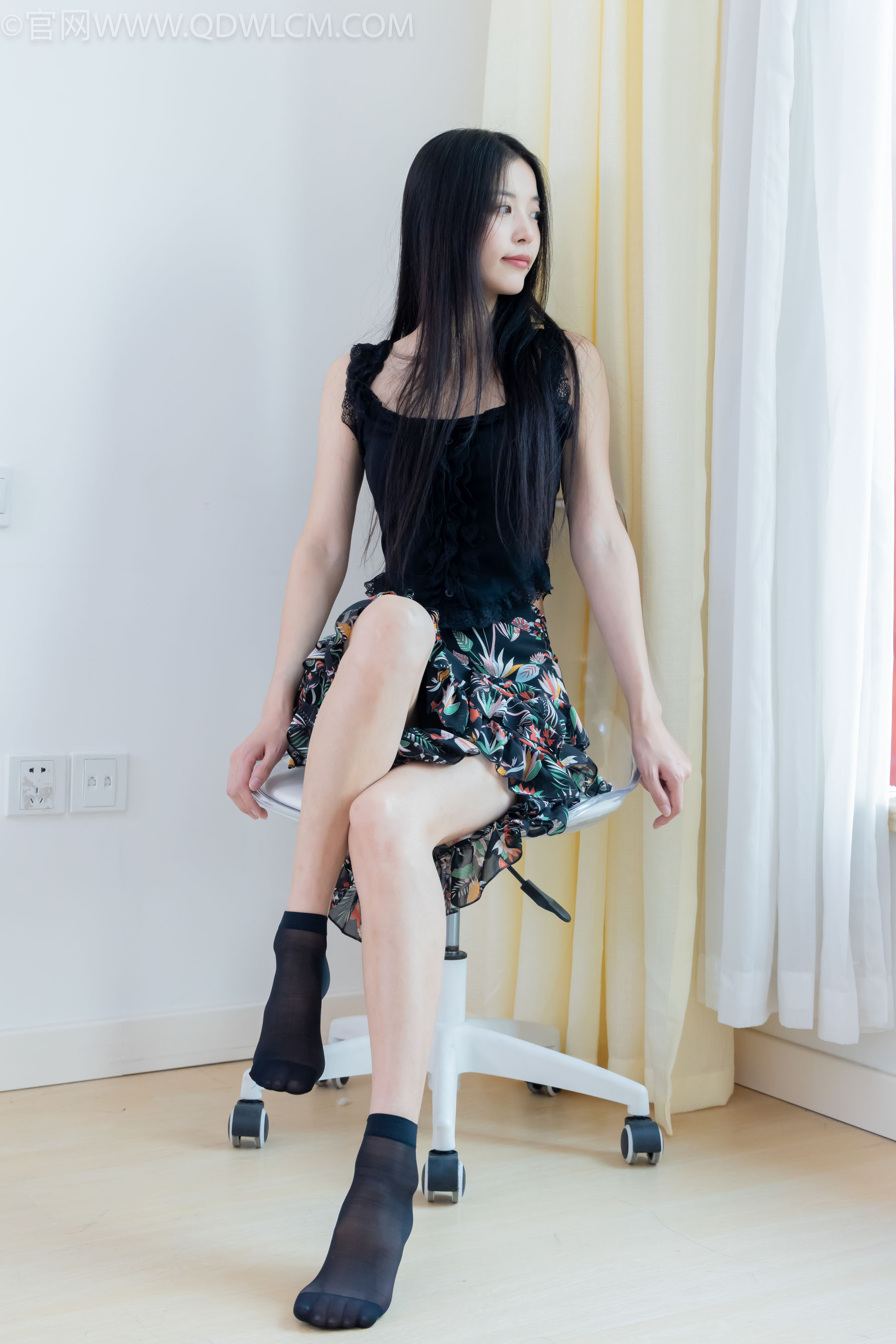 物恋传媒 No.2332 茯苓 - 短靴、短黑丝、裸足/(184P)