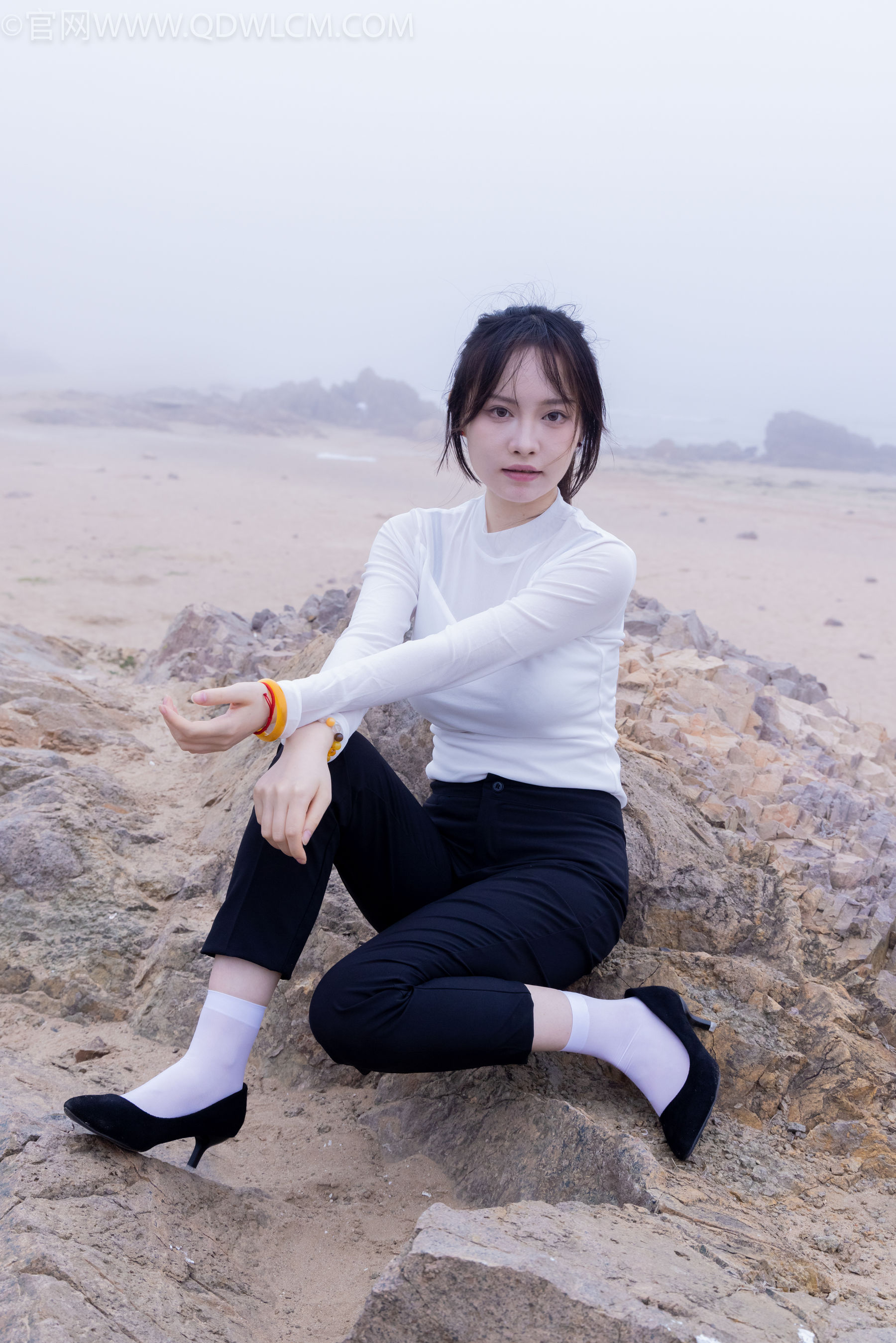 物恋传媒 No.2337 小酒 - 高跟鞋、短黑丝、短白丝/(315P)