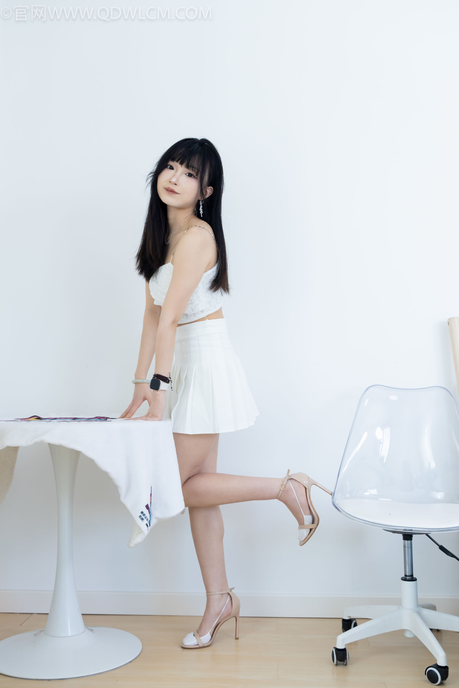 物恋传媒 No.2325 嘟嘟 - 透明高跟鞋、高跟凉鞋、白船袜、裸足/(156P)