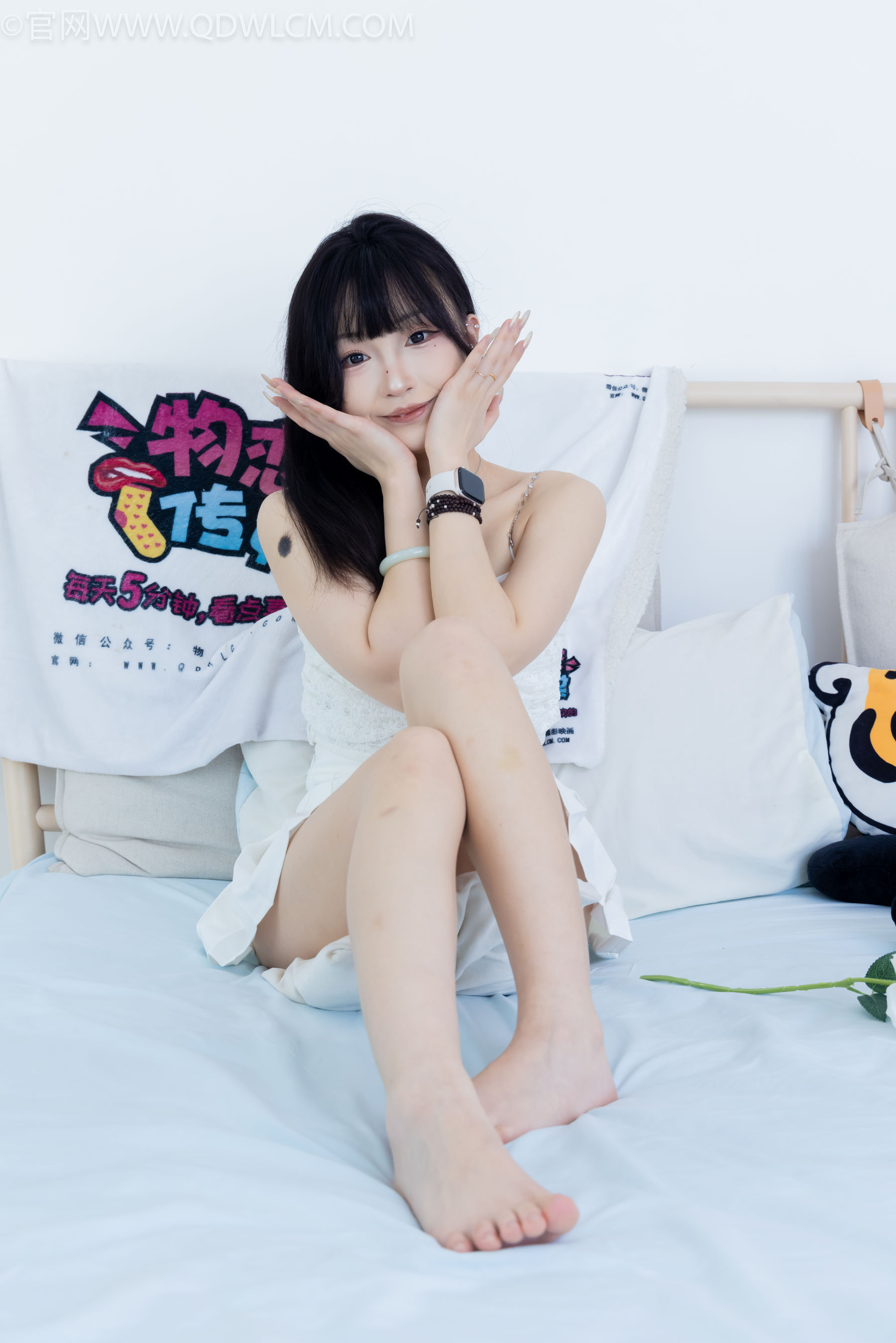 物恋传媒 No.2325 嘟嘟 - 透明高跟鞋、高跟凉鞋、白船袜、裸足/(156P)