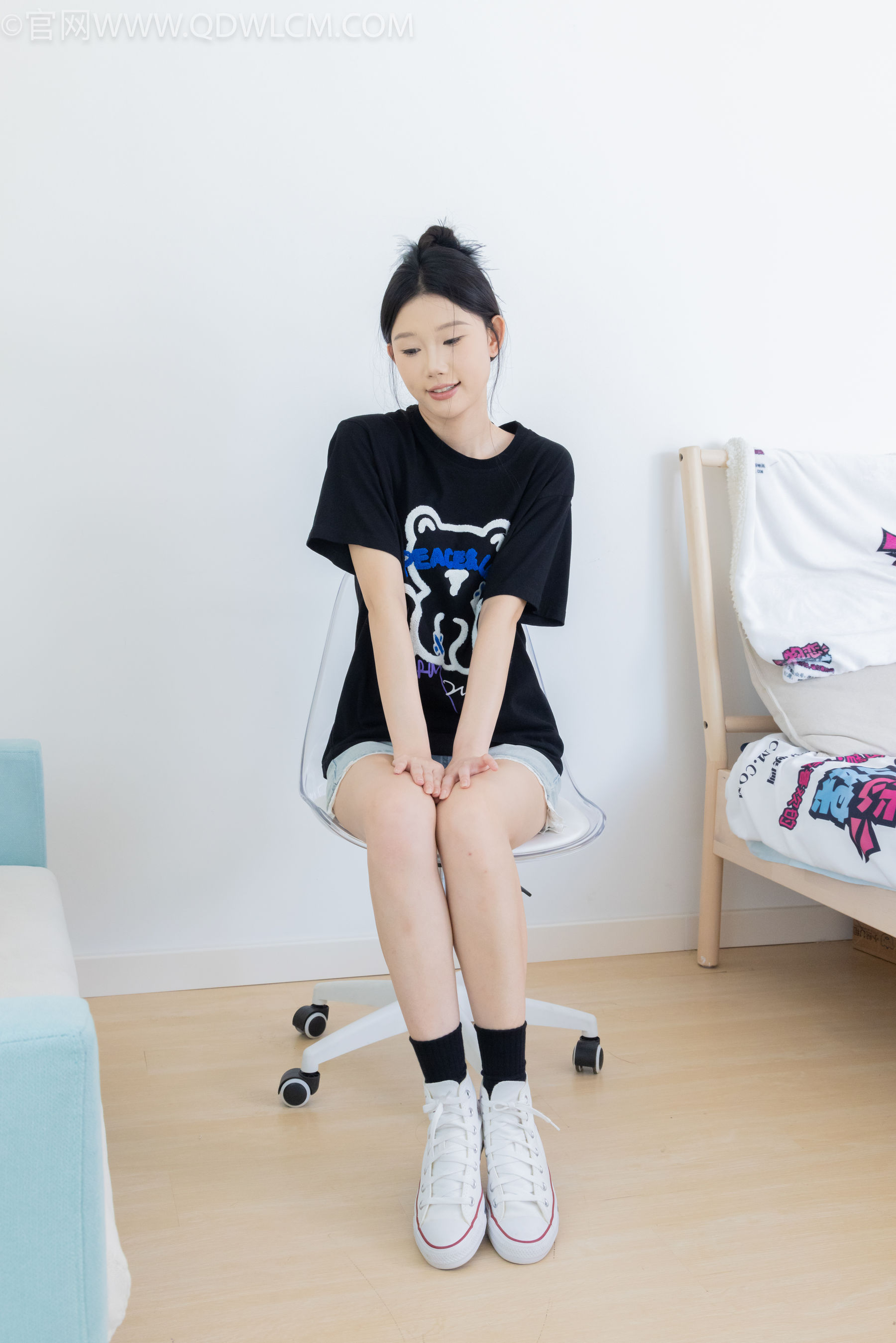 物恋传媒 No.2324 小竹 - 匡威帆布鞋、白棉袜、黑棉袜/(166P)