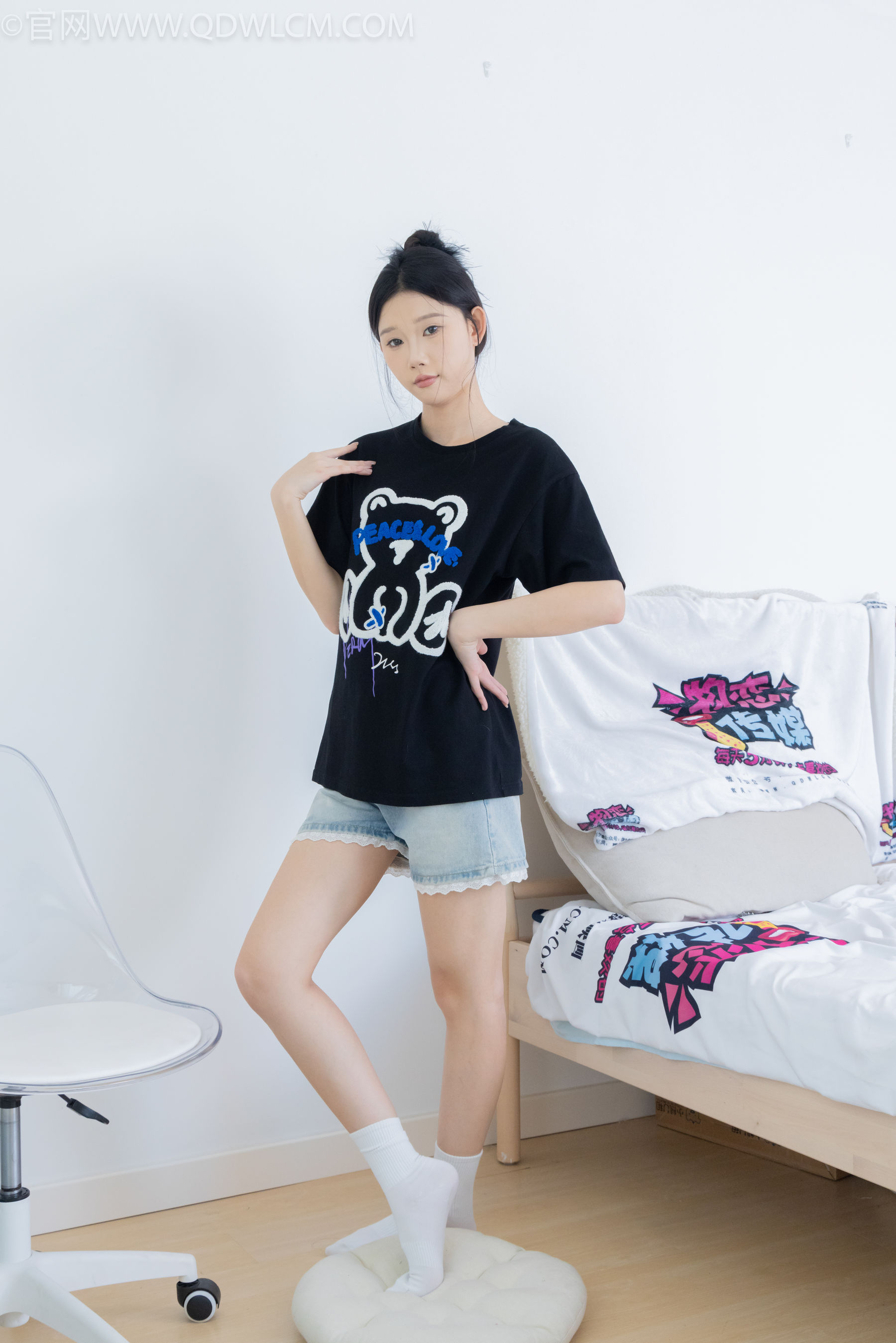 物恋传媒 No.2324 小竹 - 匡威帆布鞋、白棉袜、黑棉袜/(166P)