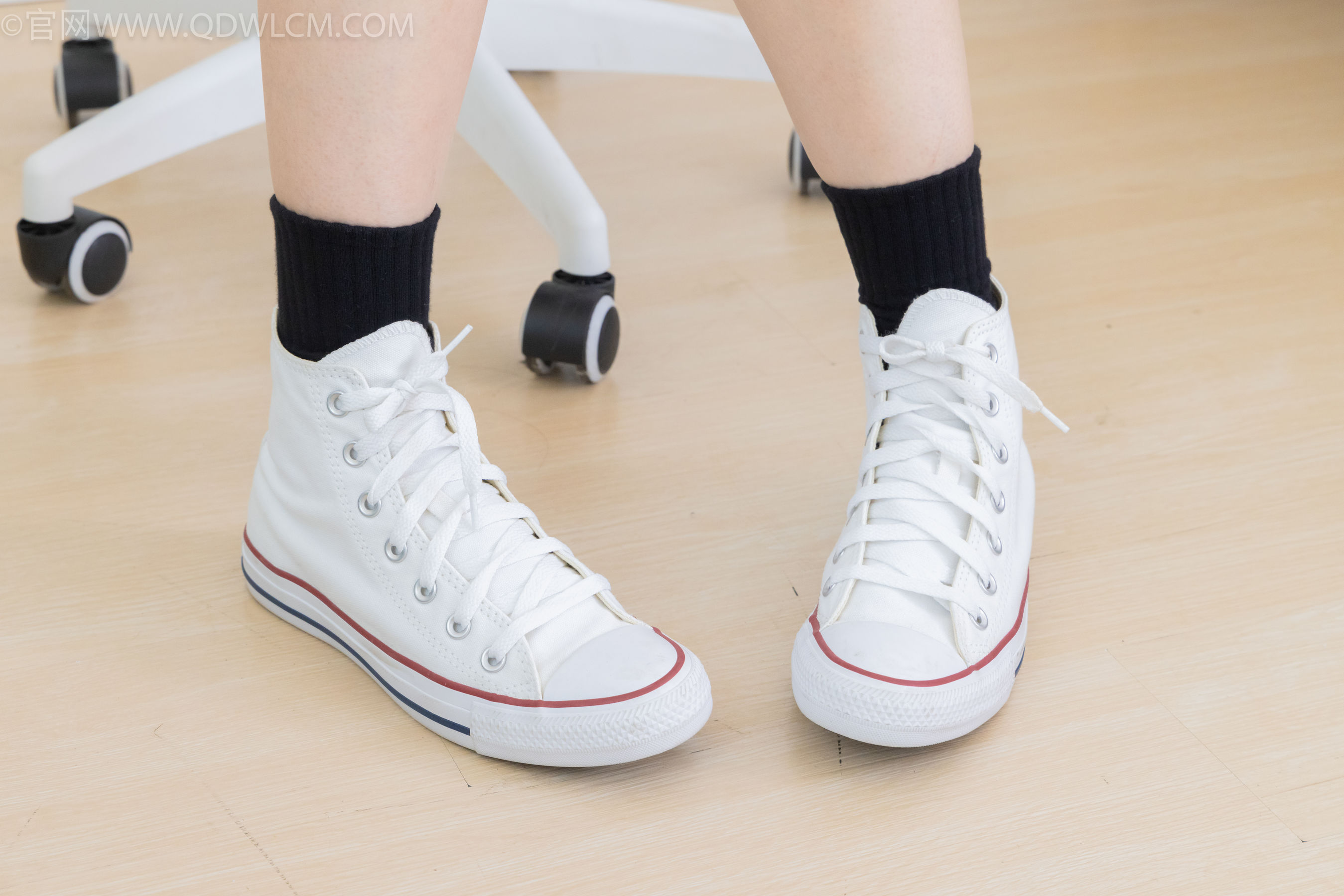 物恋传媒 No.2324 小竹 - 匡威帆布鞋、白棉袜、黑棉袜/(166P)