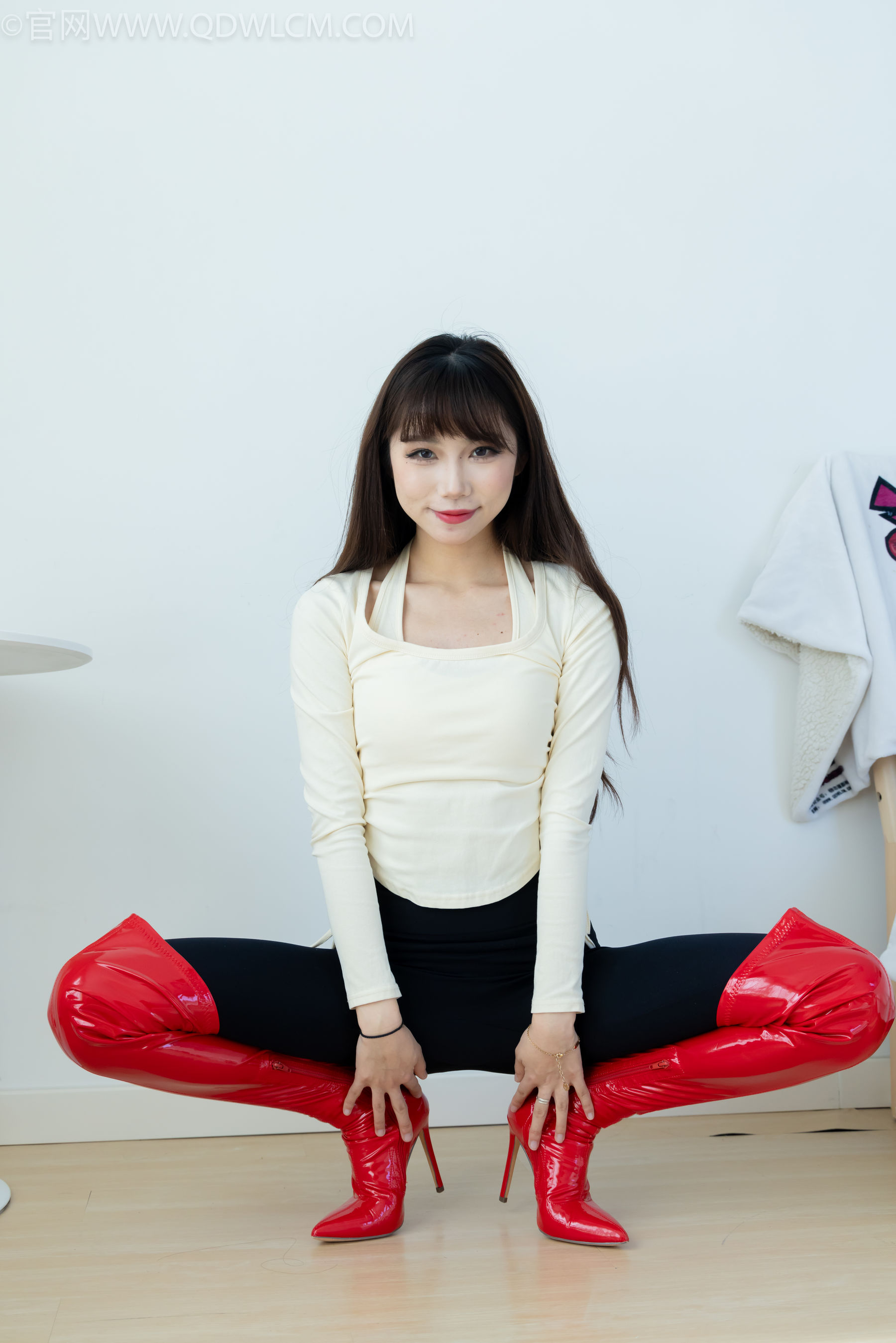 物恋传媒 No.2326 泡泡 - 高跟长靴、白棉袜、裸足/(184P)