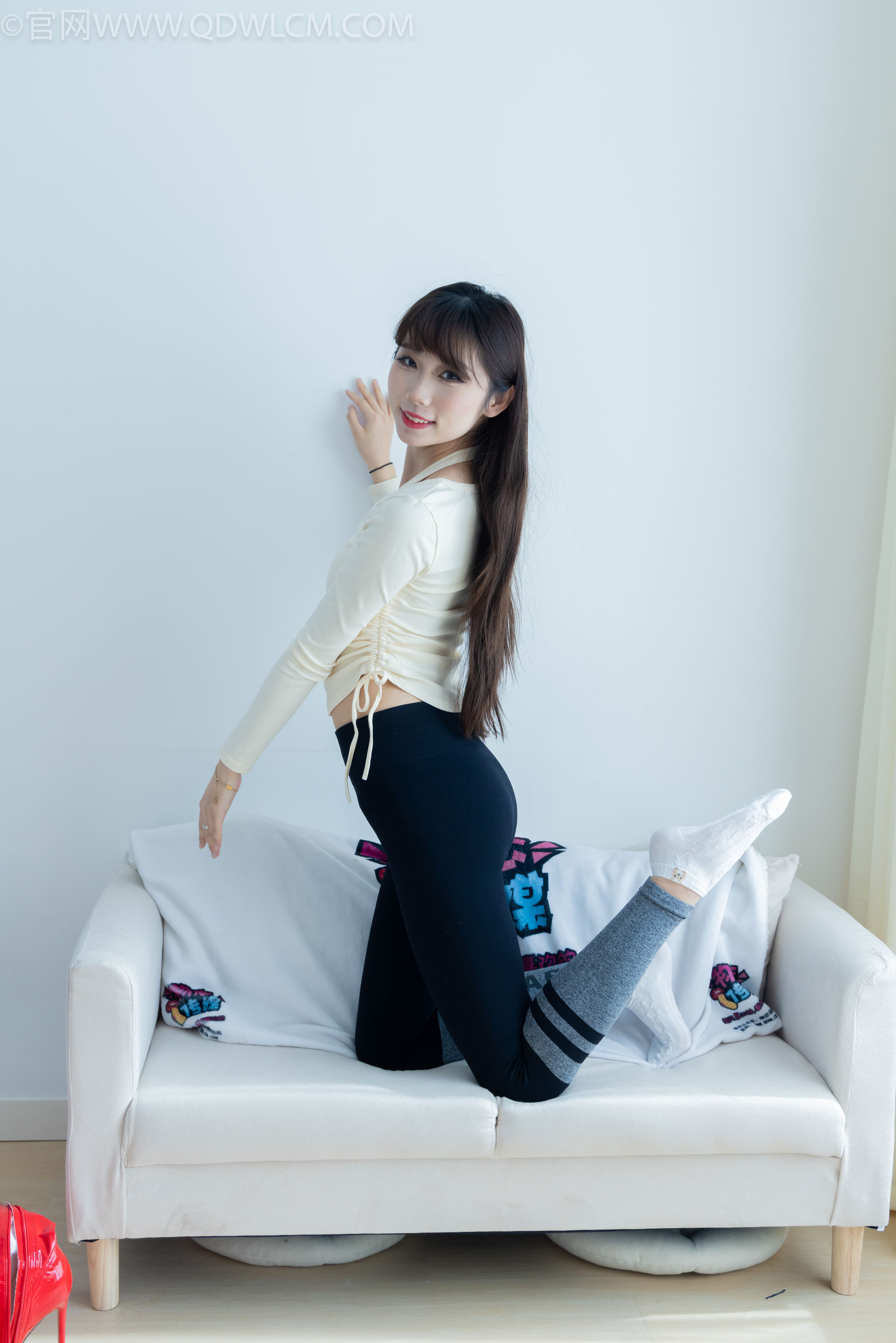 物恋传媒 No.2326 泡泡 - 高跟长靴、白棉袜、裸足/(184P)