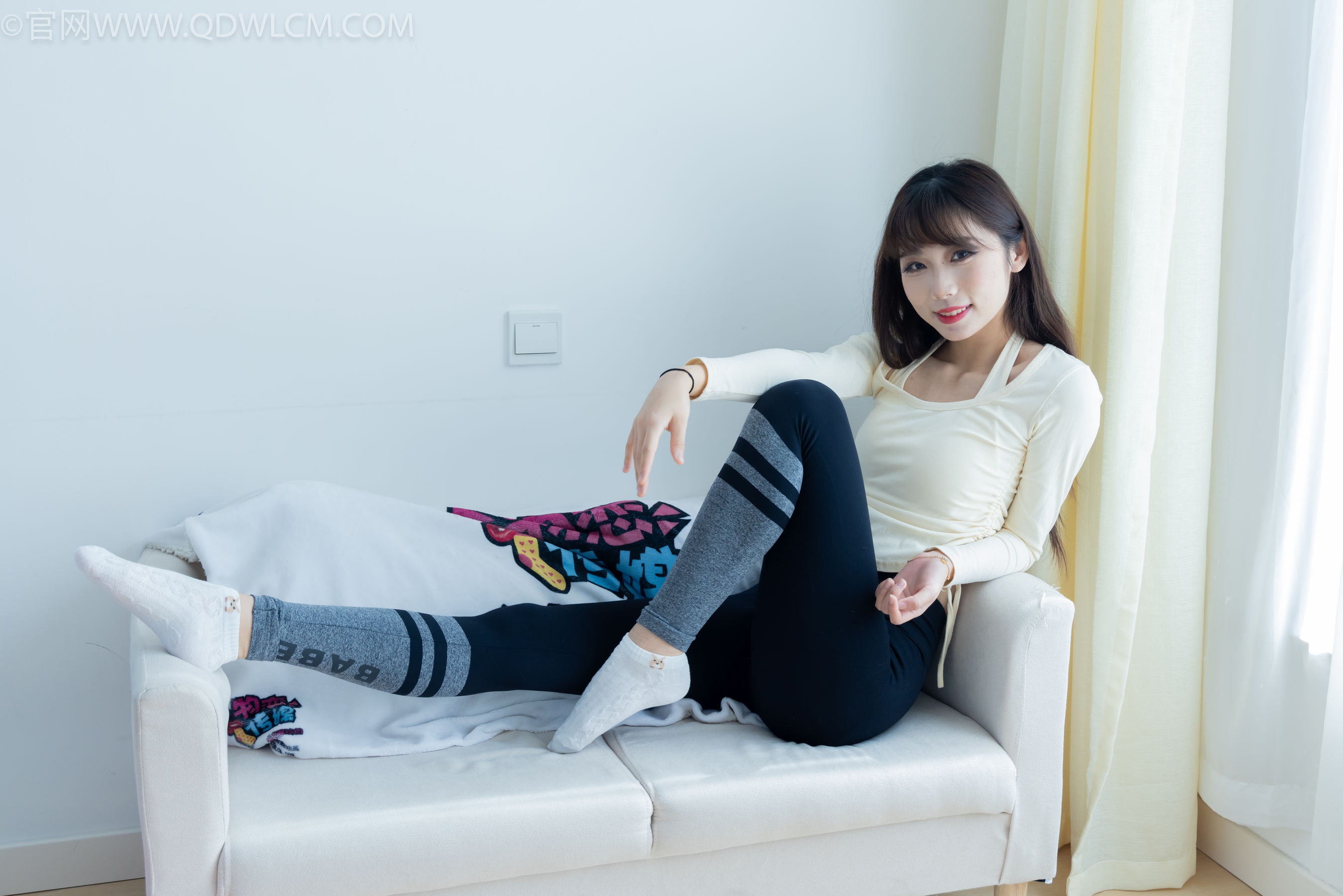 物恋传媒 No.2326 泡泡 - 高跟长靴、白棉袜、裸足/(184P)