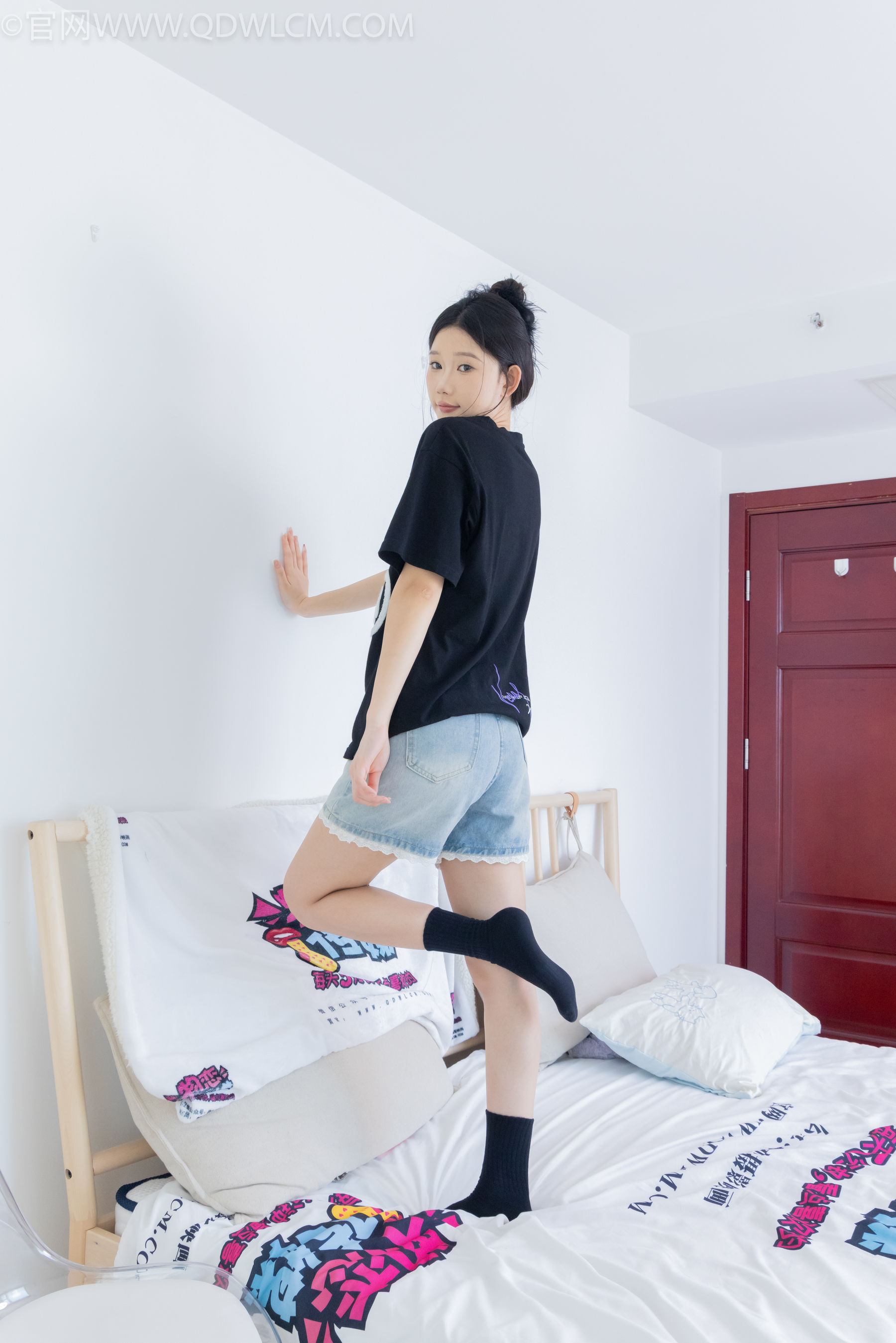 物恋传媒 No.2324 小竹 - 匡威帆布鞋、白棉袜、黑棉袜/(166P)