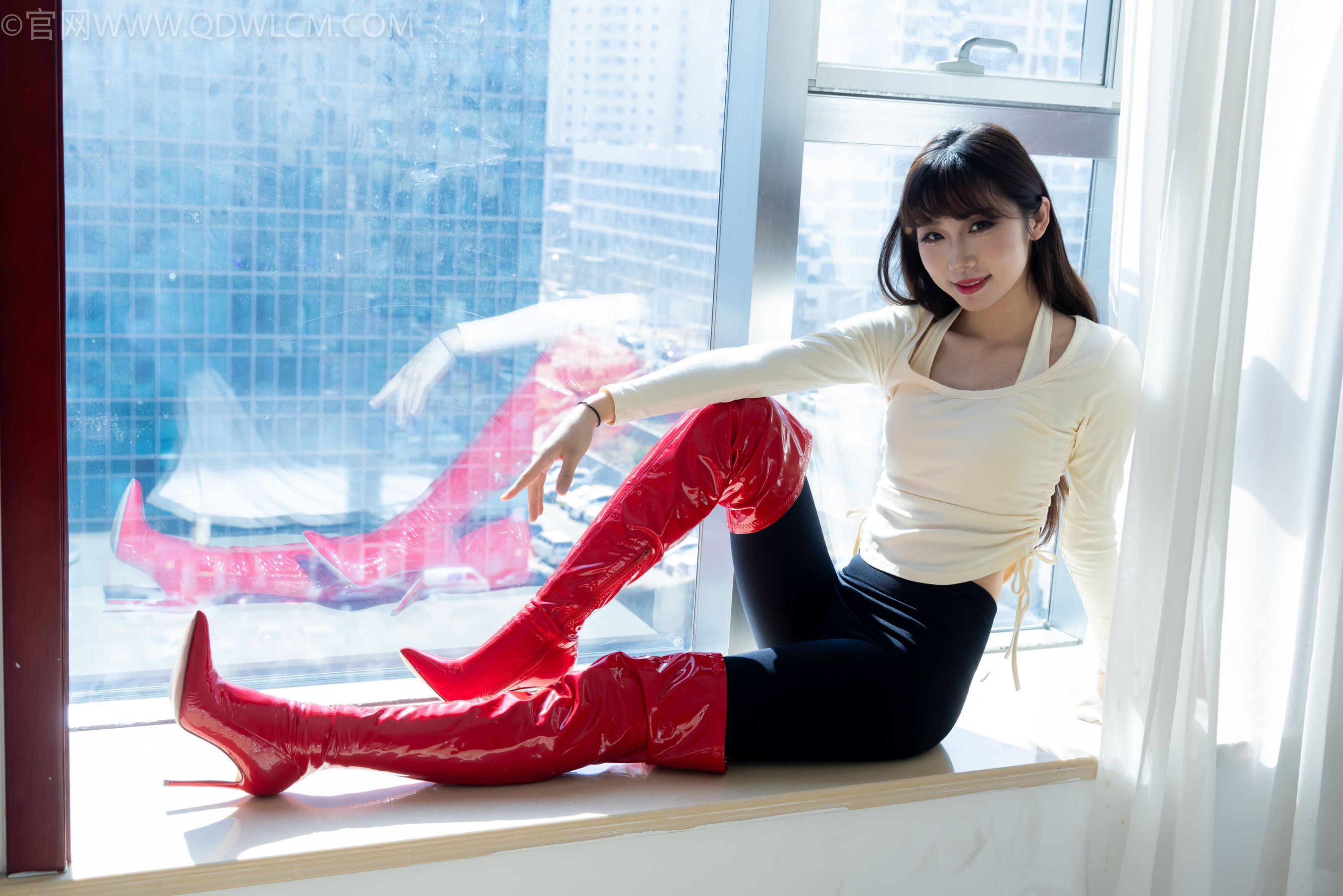 物恋传媒 No.2326 泡泡 - 高跟长靴、白棉袜、裸足/(184P)