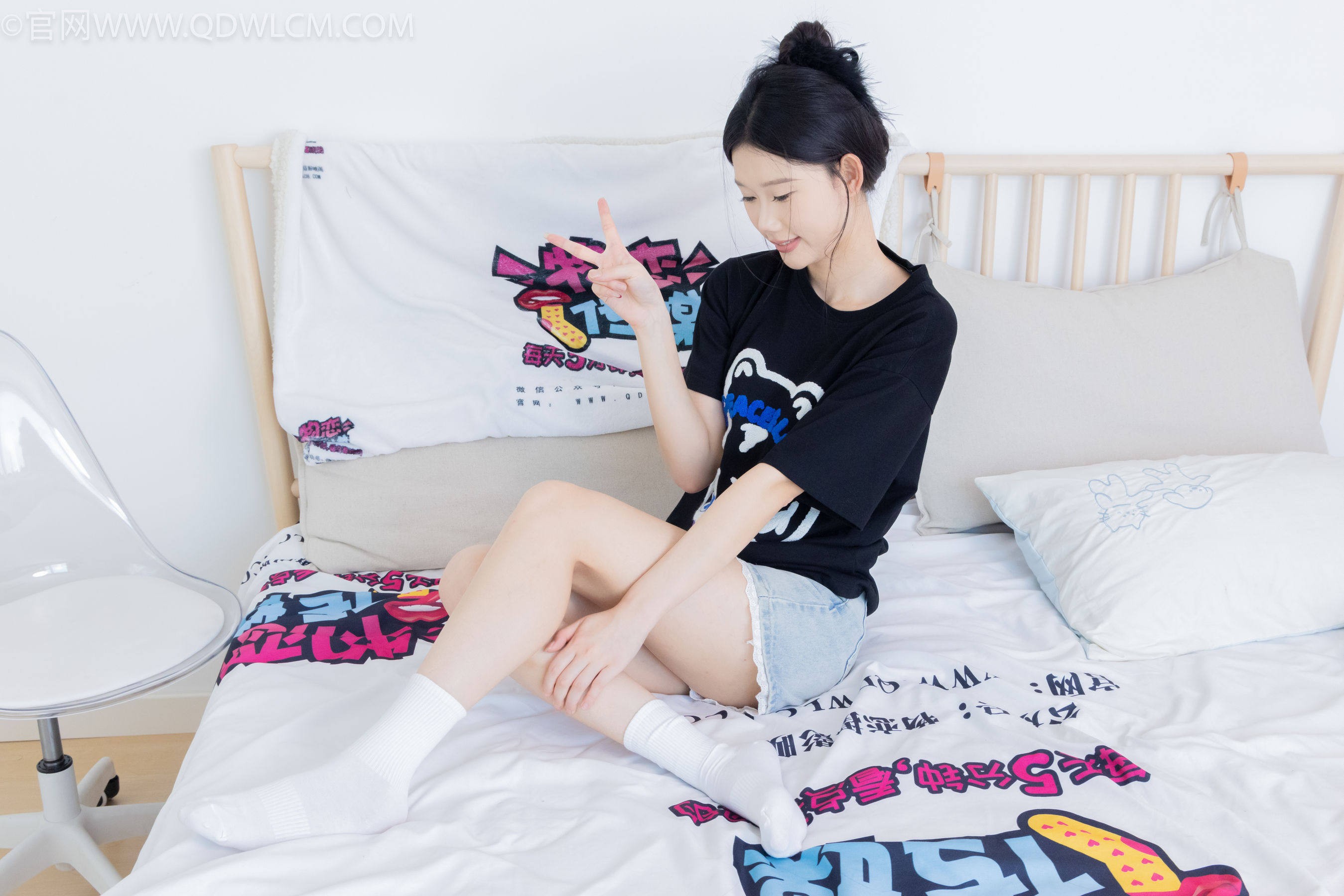 物恋传媒 No.2324 小竹 - 匡威帆布鞋、白棉袜、黑棉袜/(166P)