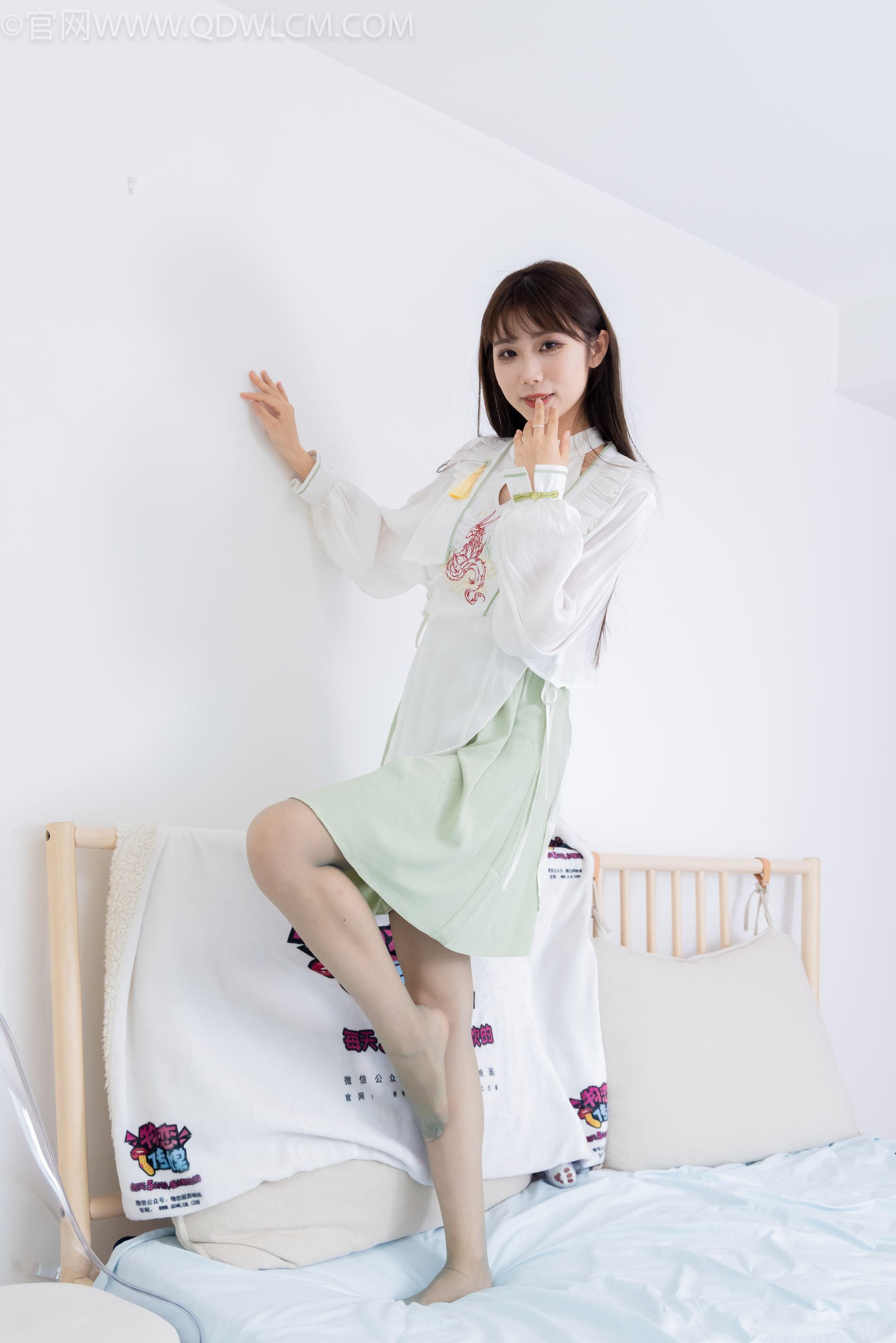 物恋传媒 No.2323 泡泡 - 汉服、平底鞋、过膝丝袜/(153P)