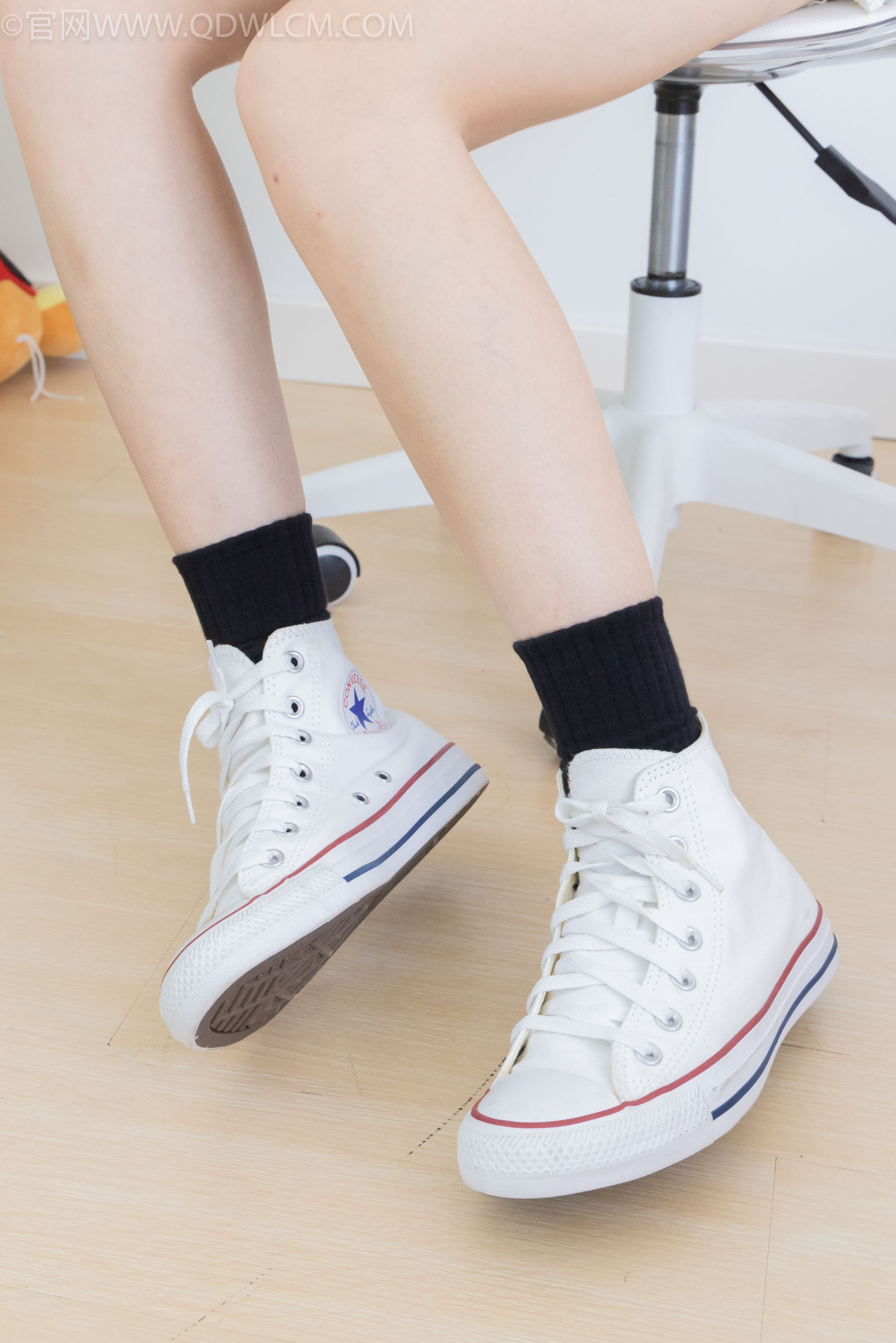 物恋传媒 No.2324 小竹 - 匡威帆布鞋、白棉袜、黑棉袜/(166P)
