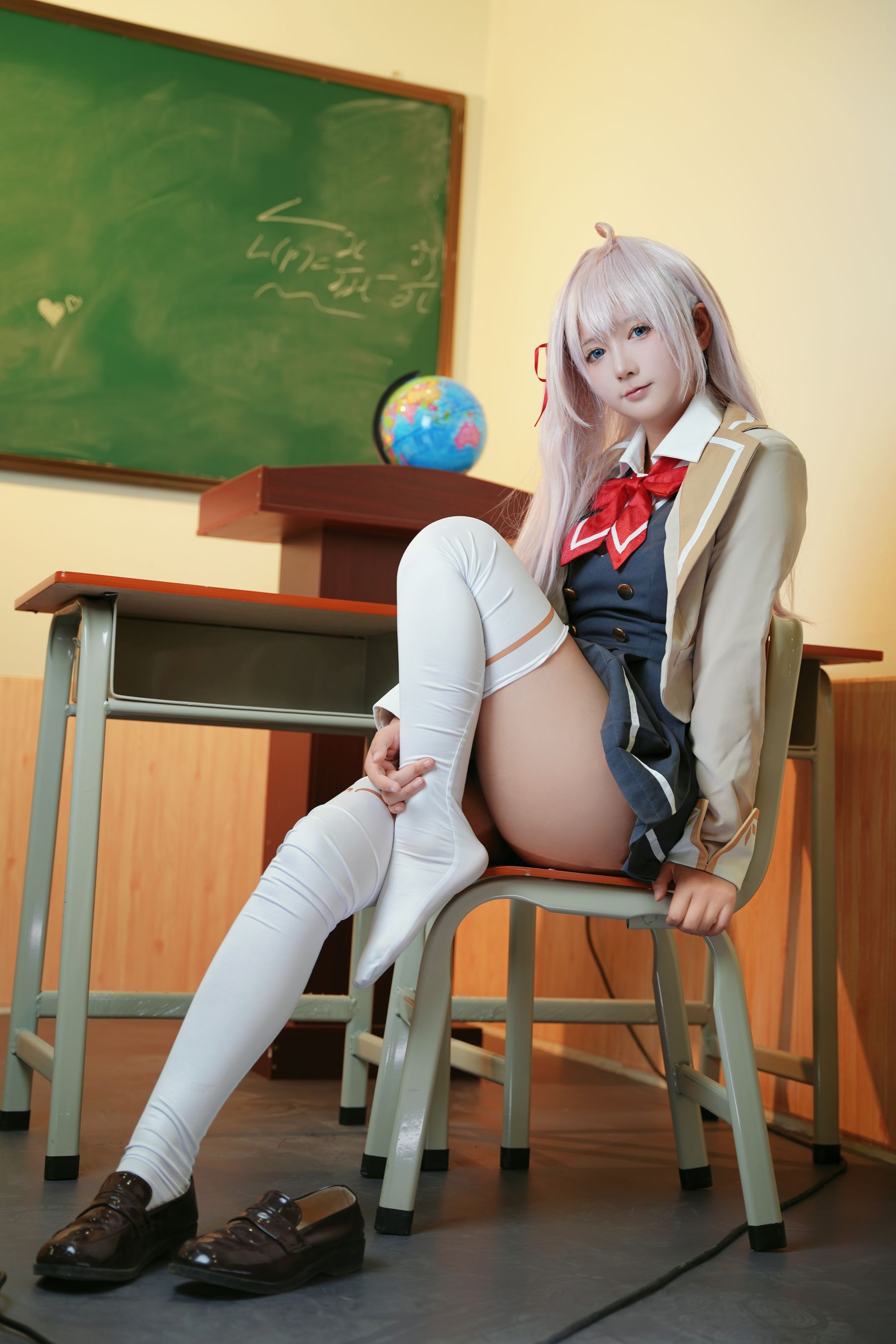 喜欢爱理吗 - 不时以俄语轻声遮羞的邻座艾莉同学/(30P)